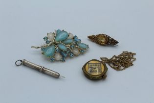 A collection of jewellery featuring a 15ct gold Victorian brooch with replacement base metal pin (