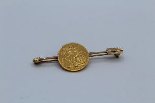 A full 1911 George V sovereign arrow brooch. Mount stamped 9ct, approximate weight 11gm