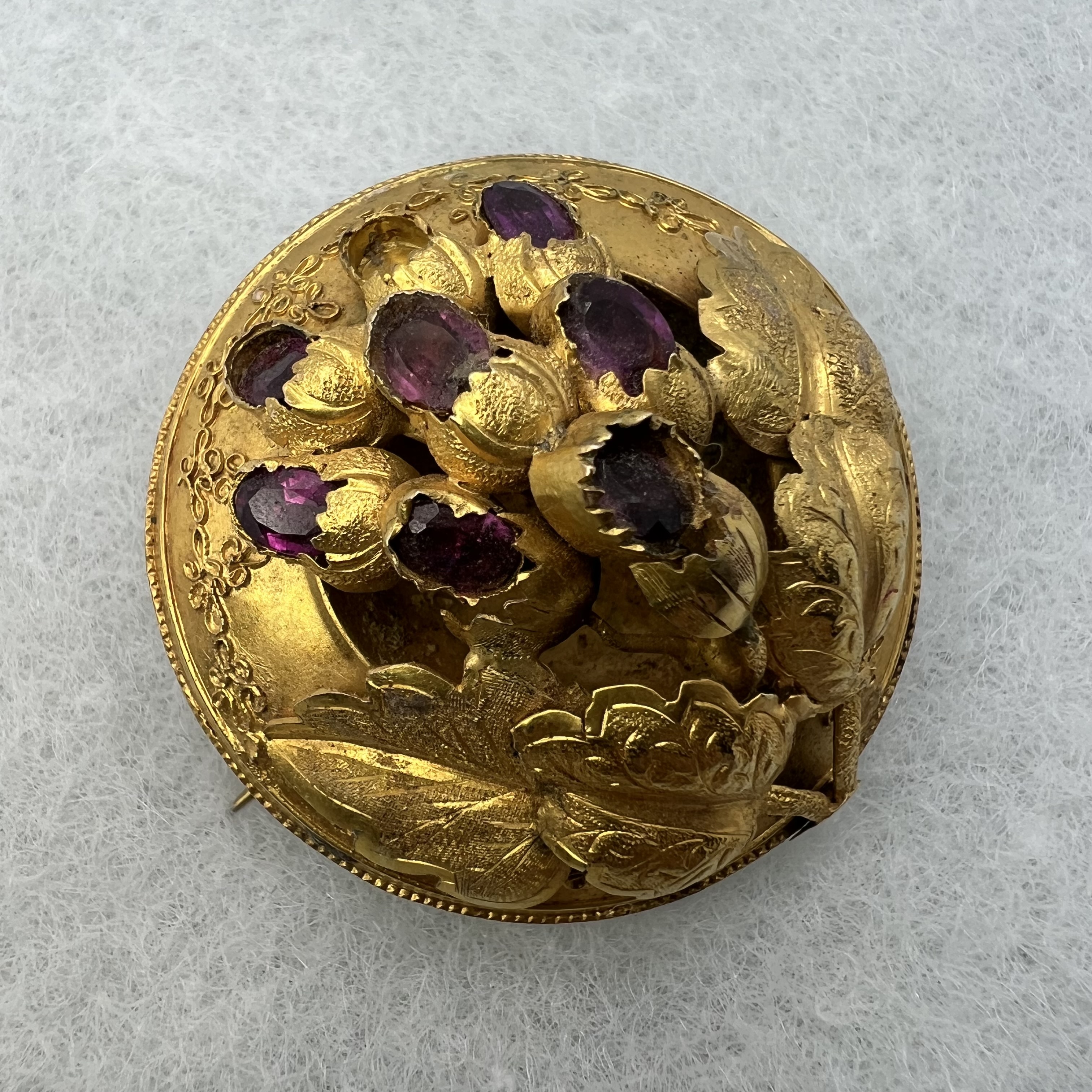 A collection of three antique brooches in precious yellow metal. Featuring a Victorian Etruscan - Image 4 of 5