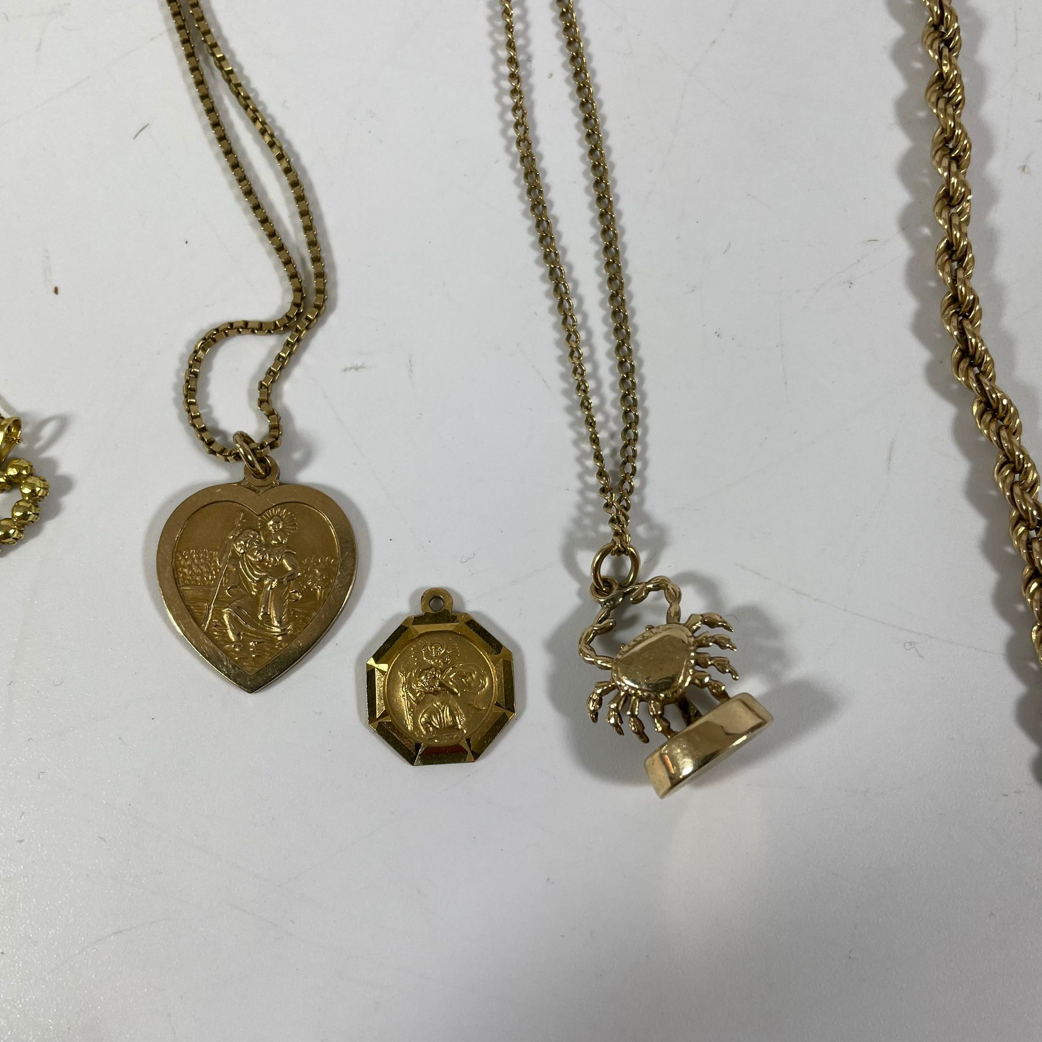 Five 9ct Chains, Four 9ct Pendants, a Gilt Chain and two Gilt Cameo Pendants. Total weight - Image 4 of 4