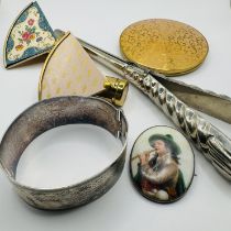 A collection of jewellery and cosmetic items. Comprising a 19th century Alpine porcelain brooch (