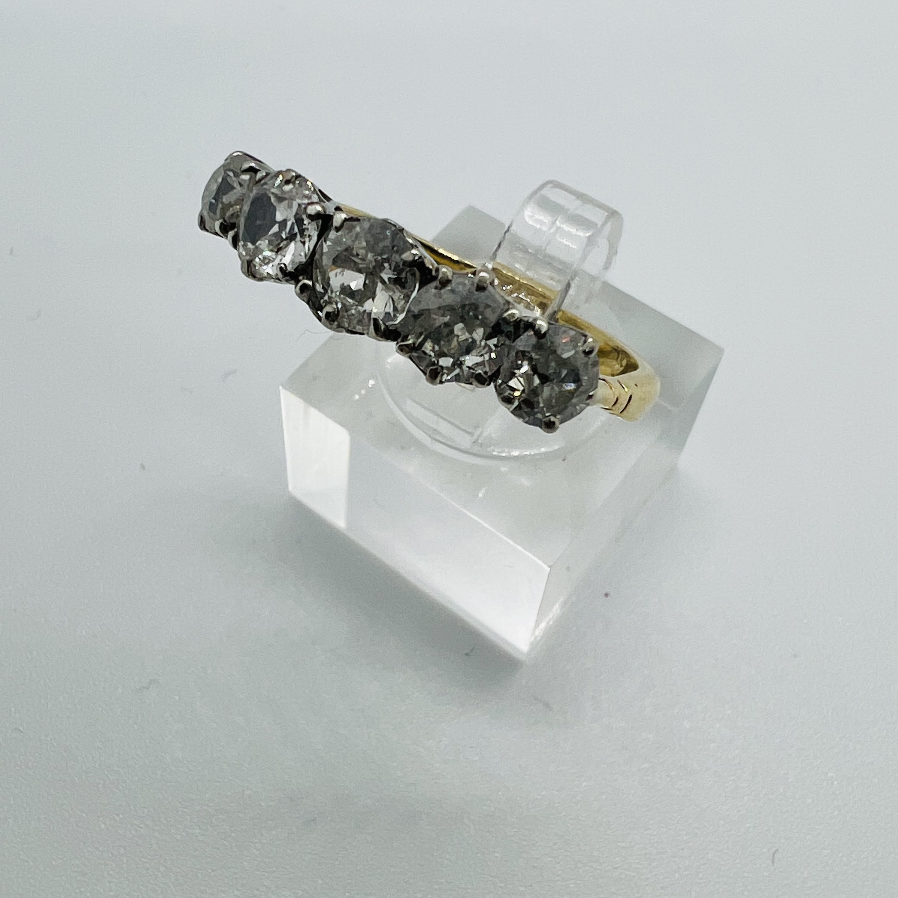 A five stone diamond ring, featuring five graduated old cut diamonds. In precious yellow metal - Image 2 of 4