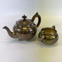 A silver teapot and matching sugar bowl. London 1931/32. Total weight approximately 890 grams. No