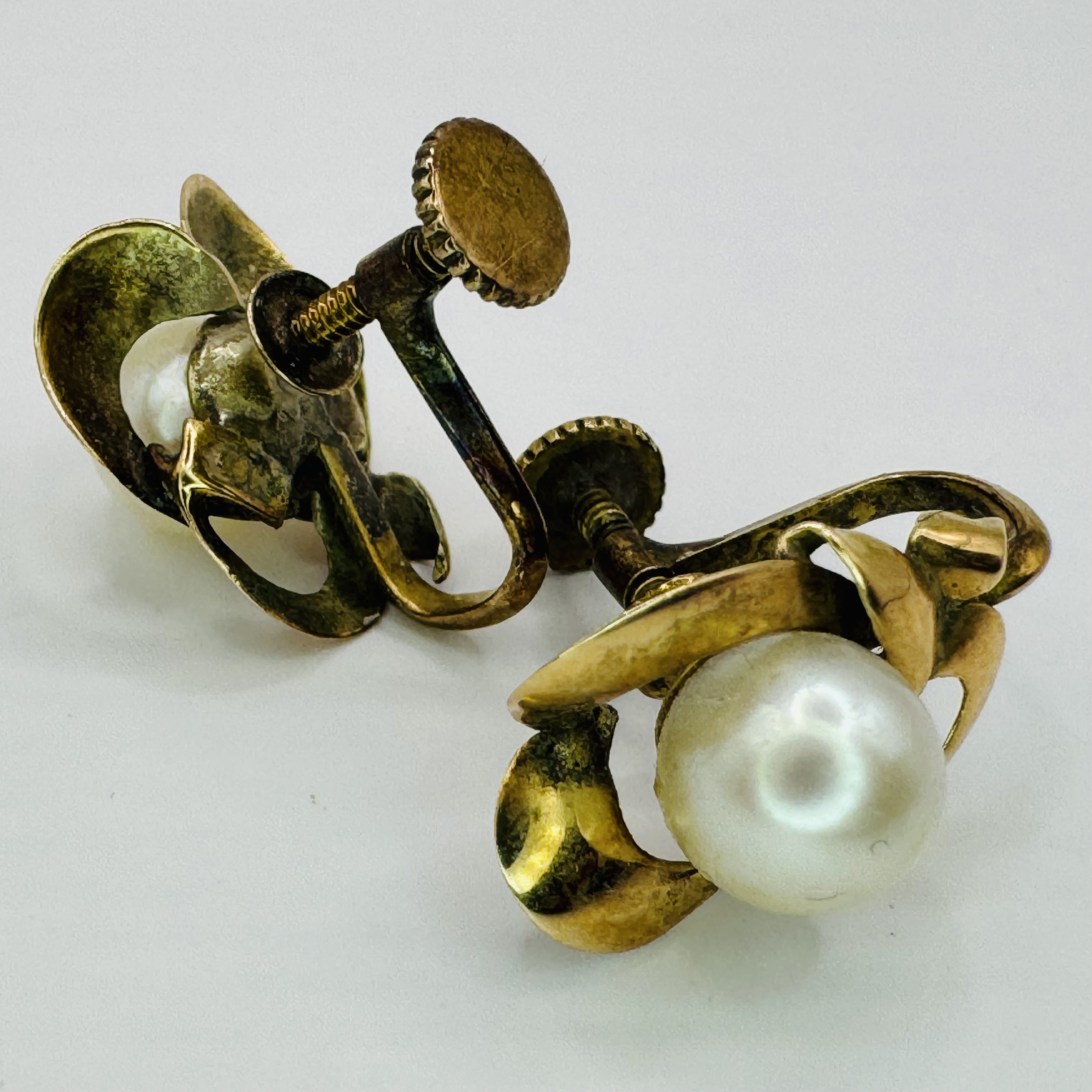 A collection of cultured pearl jewellery in yellow and white precious metal. Comprising a pair of - Image 6 of 6