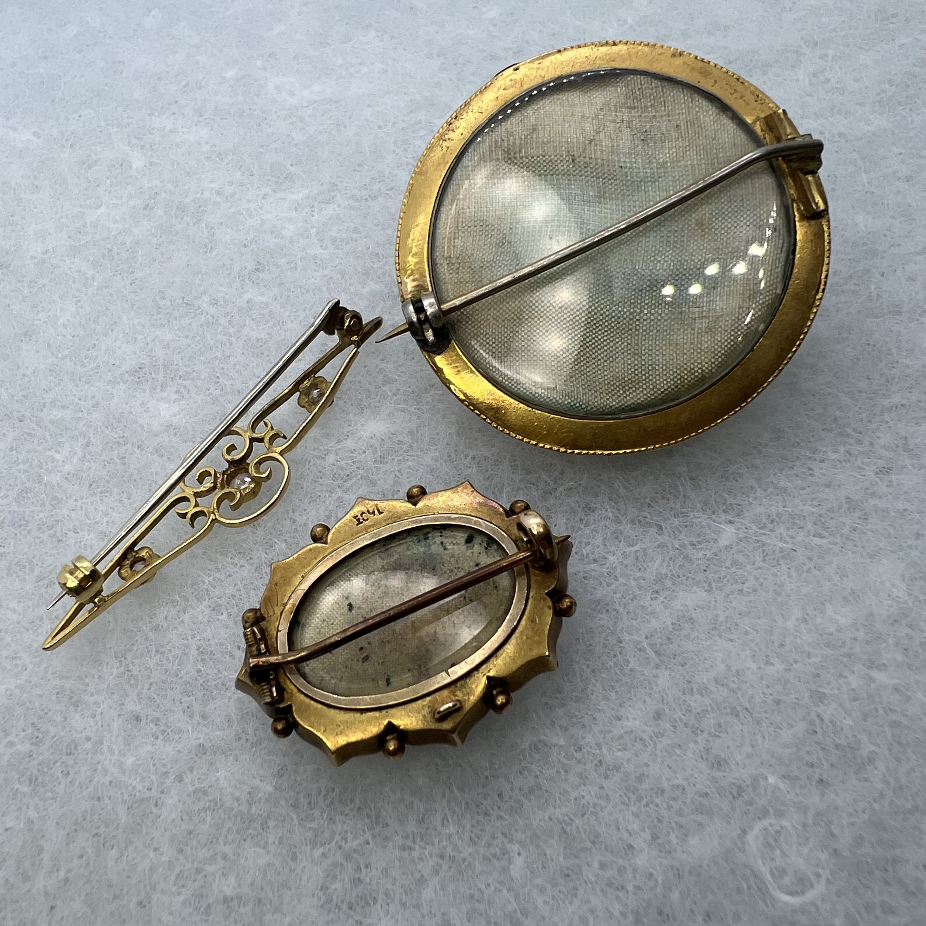 A collection of three antique brooches in precious yellow metal. Featuring a Victorian Etruscan - Image 2 of 5