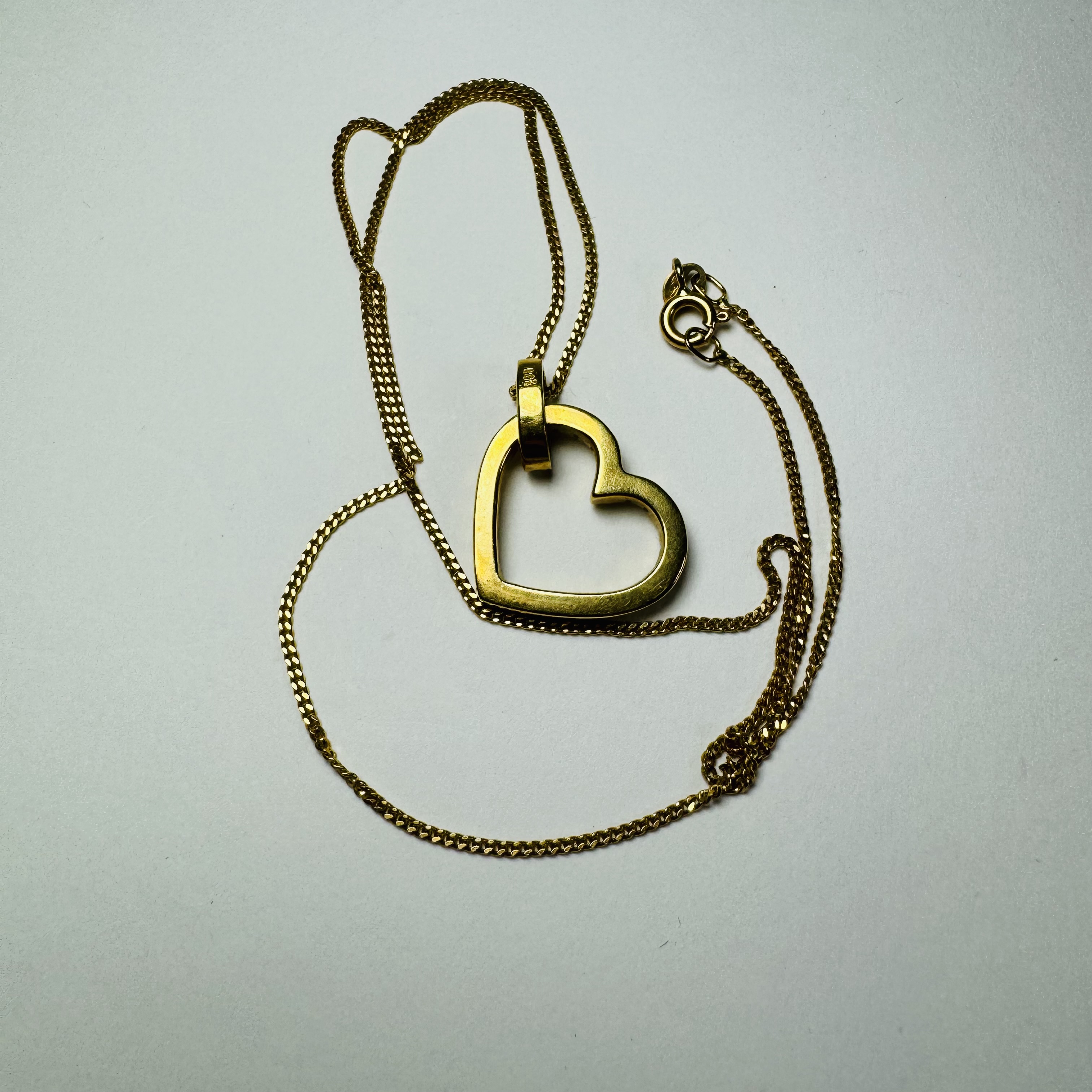 An 18ct gold diamond heart pendant on an 18ct gold chain. Set with 31 1.3mm round brilliant cut - Image 3 of 4