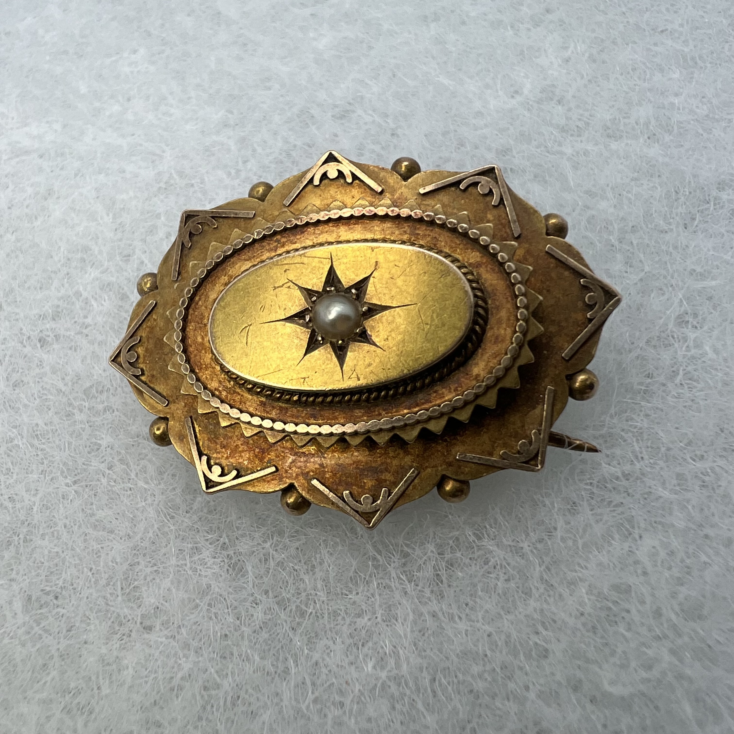 A collection of three antique brooches in precious yellow metal. Featuring a Victorian Etruscan - Image 5 of 5