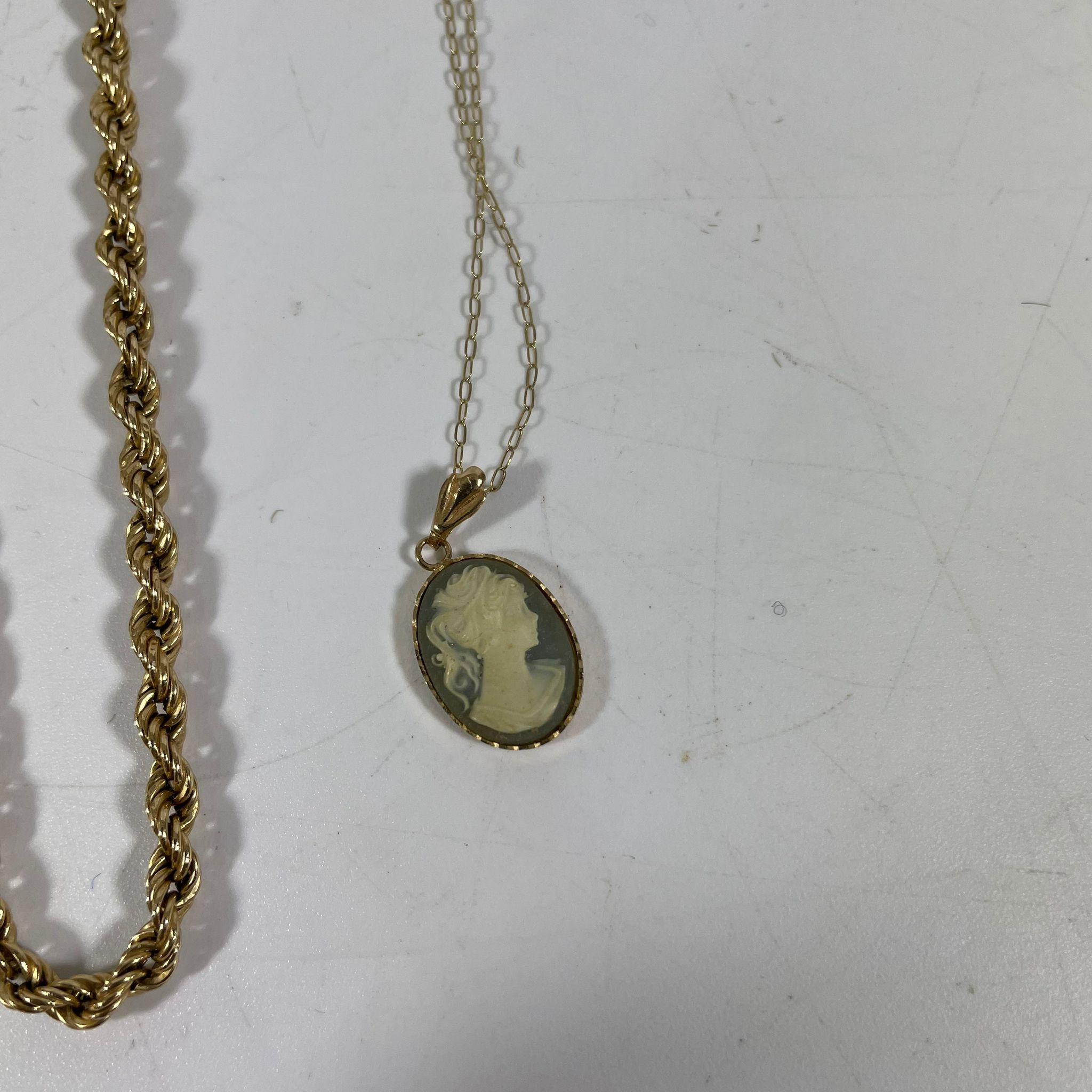 Five 9ct Chains, Four 9ct Pendants, a Gilt Chain and two Gilt Cameo Pendants. Total weight - Image 3 of 4