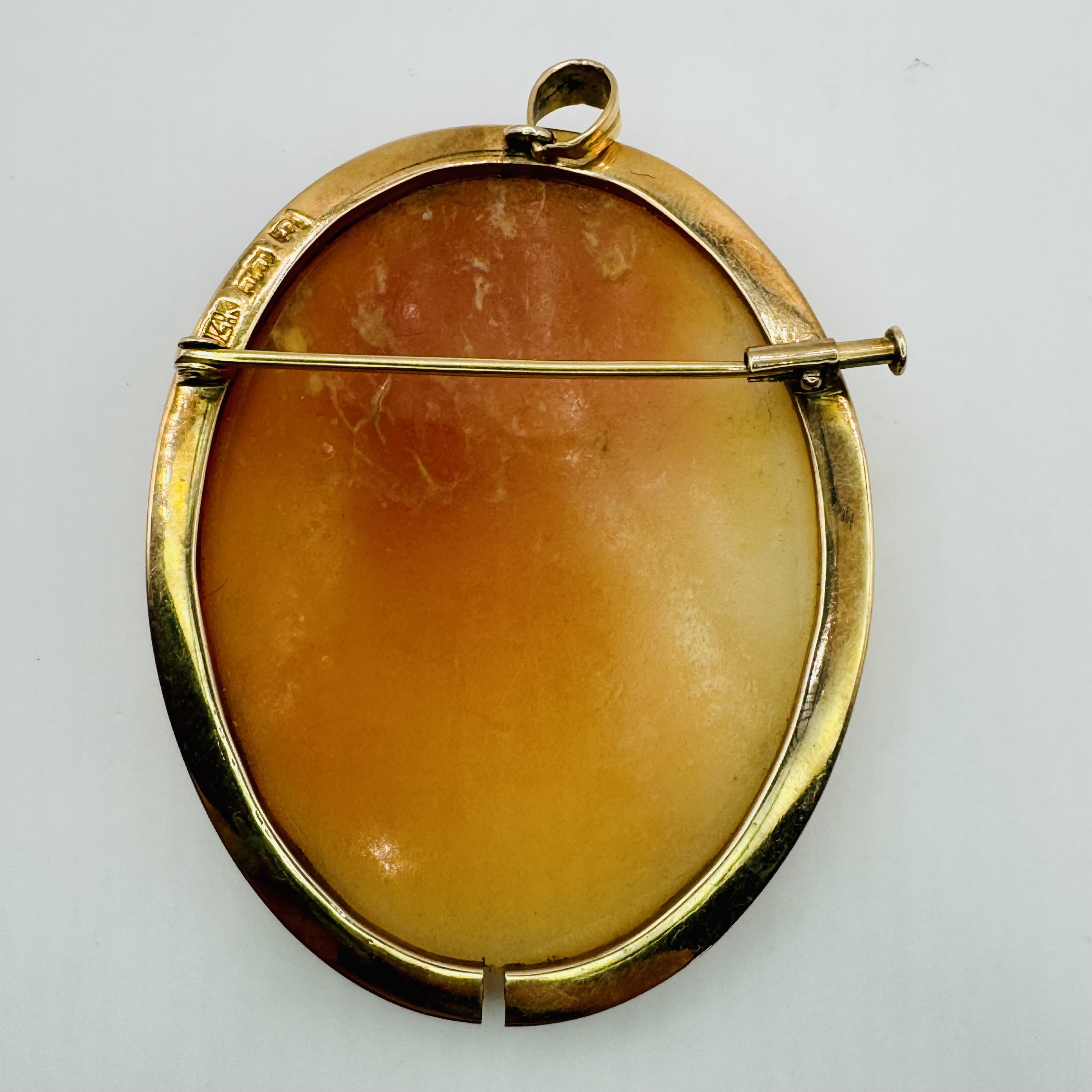 A shell cameo brooch/pendant, stamped "14K" in yellow precious metal. The cameo features the - Image 2 of 3