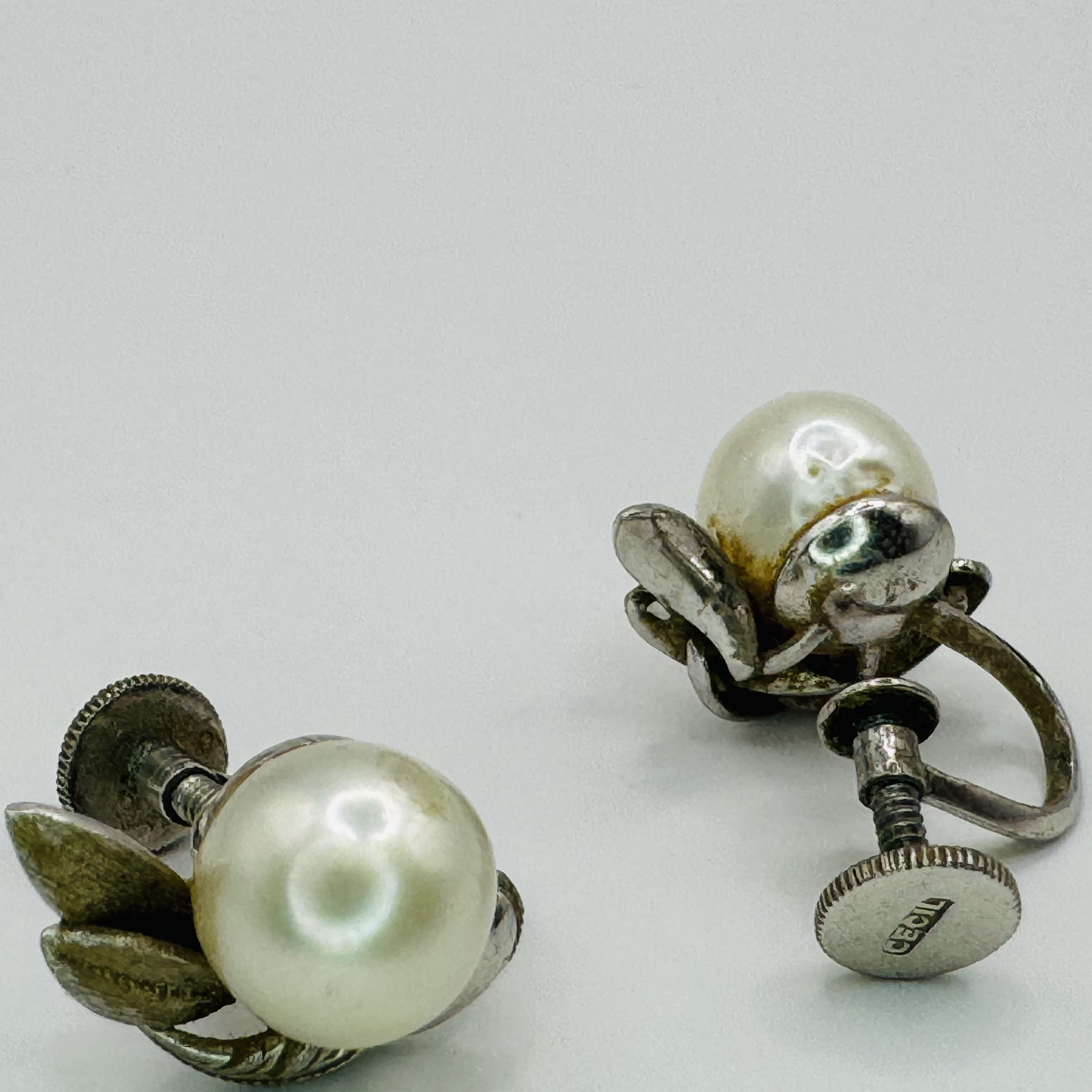 A collection of cultured pearl jewellery in yellow and white precious metal. Comprising a pair of - Image 4 of 6