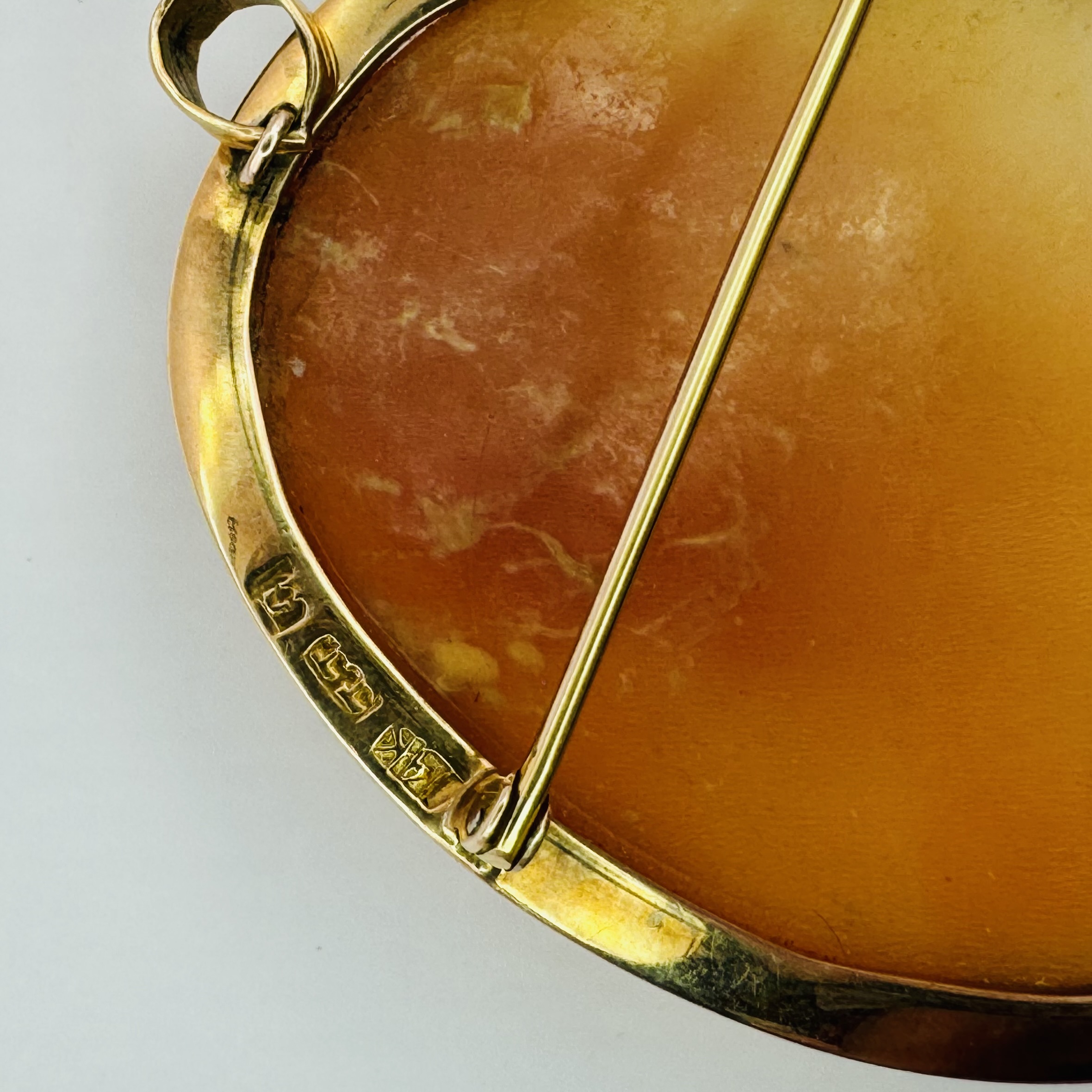 A shell cameo brooch/pendant, stamped "14K" in yellow precious metal. The cameo features the - Image 3 of 3
