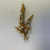 A hallmarked 9ct yellow gold and pearl fern frond brooch.  6cm long. Weights approximately 7 grams.