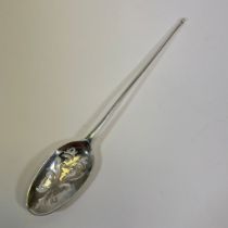 An 18th century sterling silver mote skimmer spoon. Featuring a scrollwork pattern pierced rat