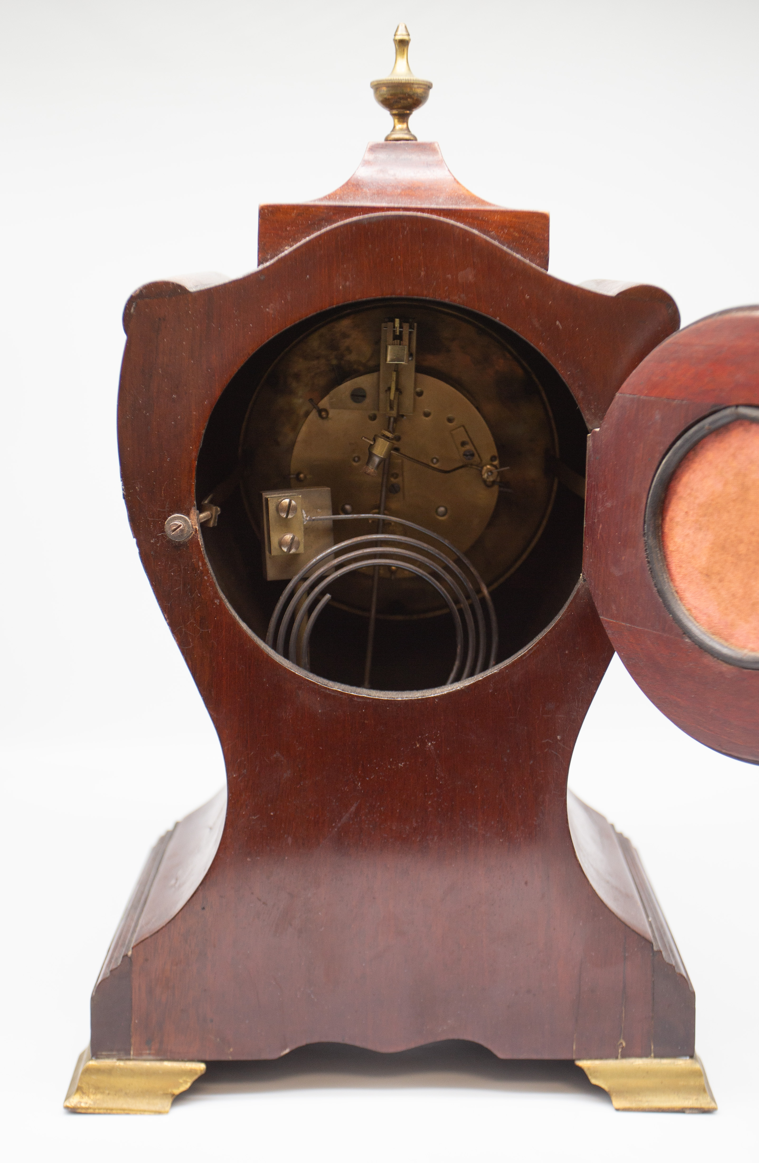 An Edwardian 8 day mahogany inlayed mantle clock with round silvered dial, Roman numerals, box - Bild 3 aus 3