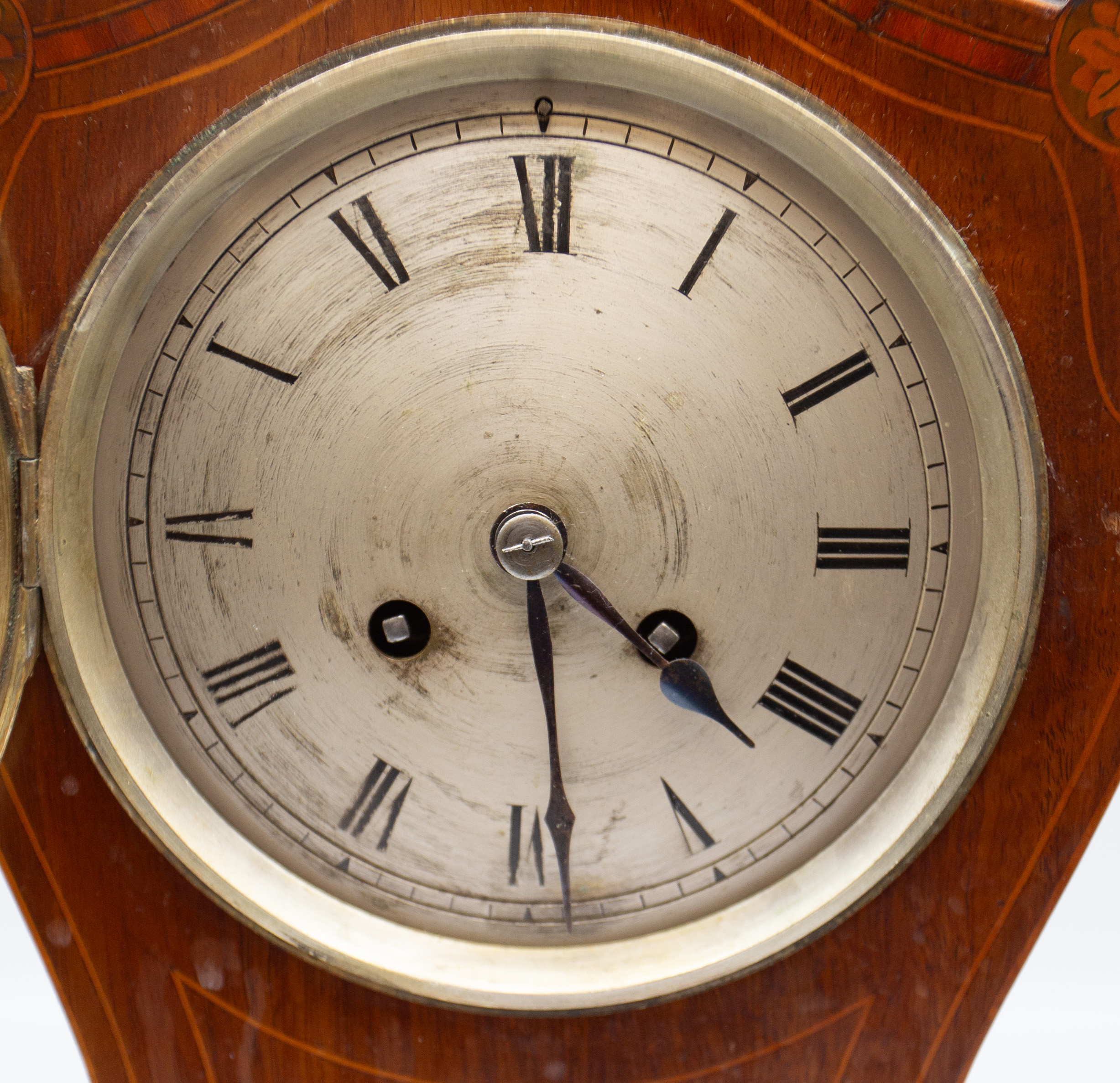An Edwardian 8 day mahogany inlayed mantle clock with round silvered dial, Roman numerals, box - Bild 2 aus 3