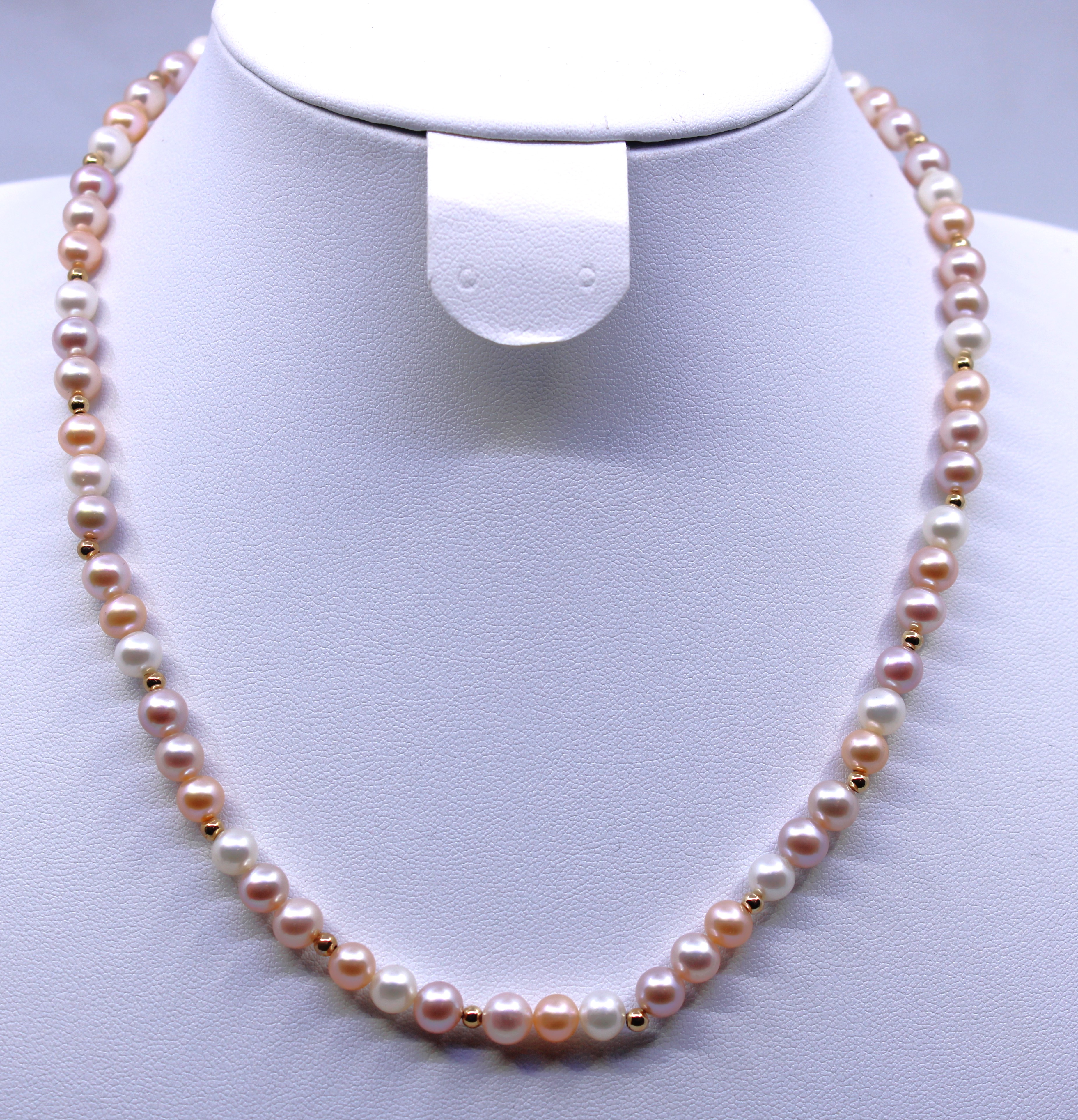 9ct Gold Cultured Pearl Necklace. The Necklace contains different tones of pink Cultured Pearls