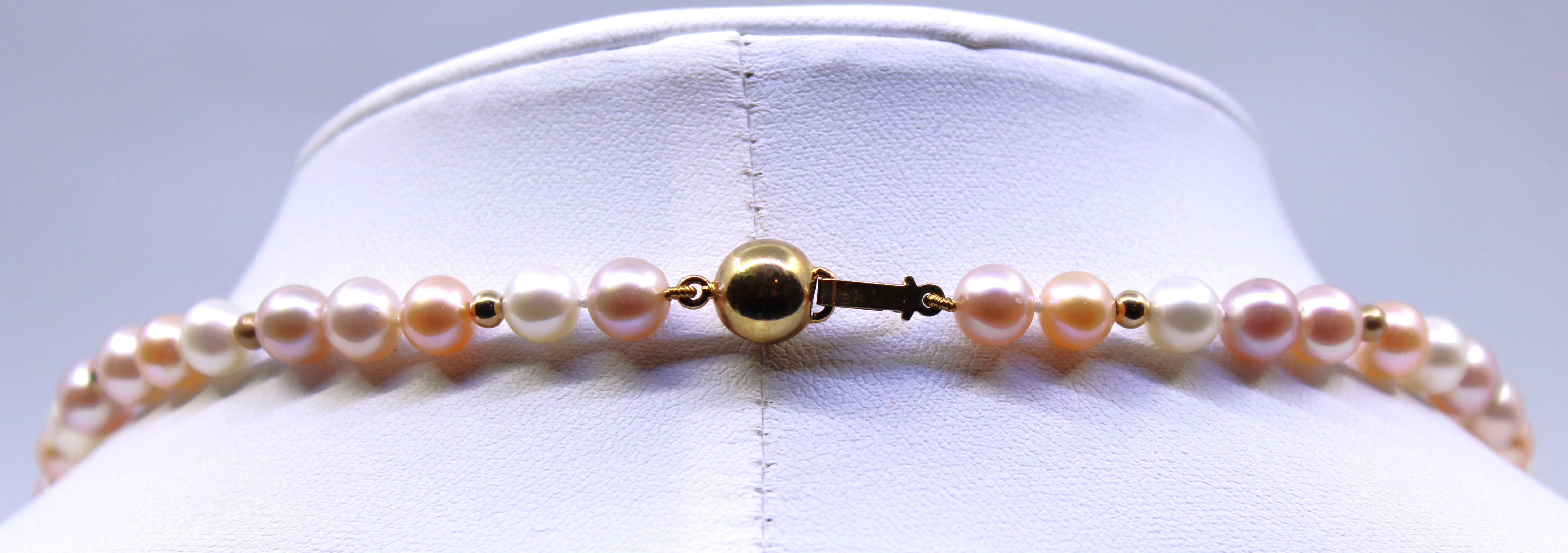 9ct Gold Cultured Pearl Necklace. The Necklace contains different tones of pink Cultured Pearls - Image 3 of 3
