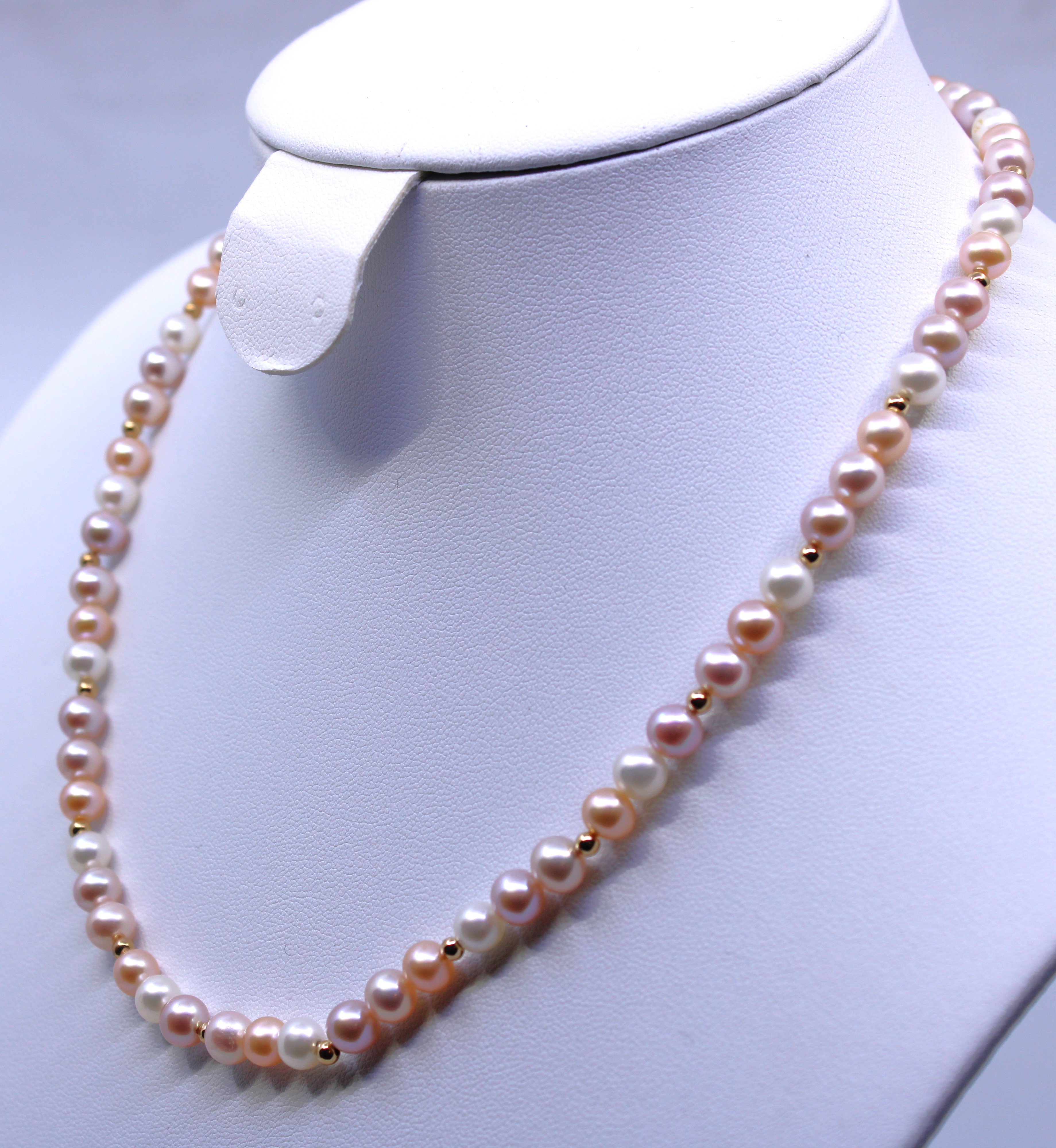 9ct Gold Cultured Pearl Necklace. The Necklace contains different tones of pink Cultured Pearls - Image 2 of 3