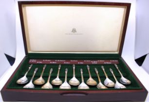 A set of thirteen silver Apostle spoons by the Birmingham Mint, Birmingham 1977, 440g, boxed and