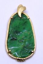Unmarked Yellow Metal Green Dyed Crackled Quartz Pendant. The pendant measures approx. 3.5cm x 1.
