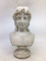 A marble bust of a lady. H:31.5cm