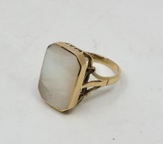 A 9ct. gold and mother of pearl dress ring, size UK O+. (gross weight 5.1g)