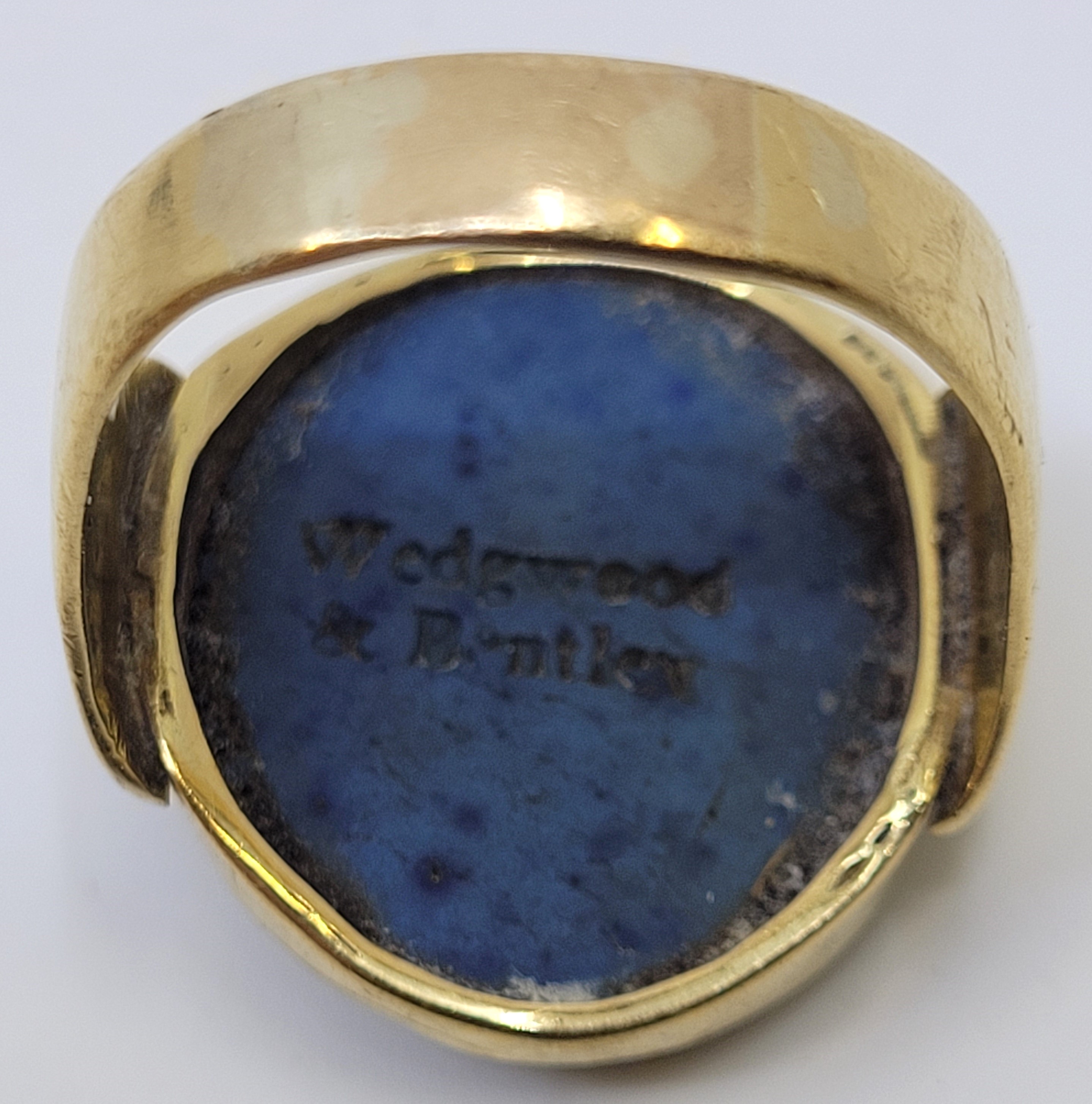 A George III precious yellow Wedgwood & Bentley dark blue jasperware cameo ring, late 18th - Bild 3 aus 4
