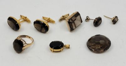 A 14ct. gold smoky quartz dress ring, claw set mixed oval cut smoky quartz, ring size UK M 1/2. (