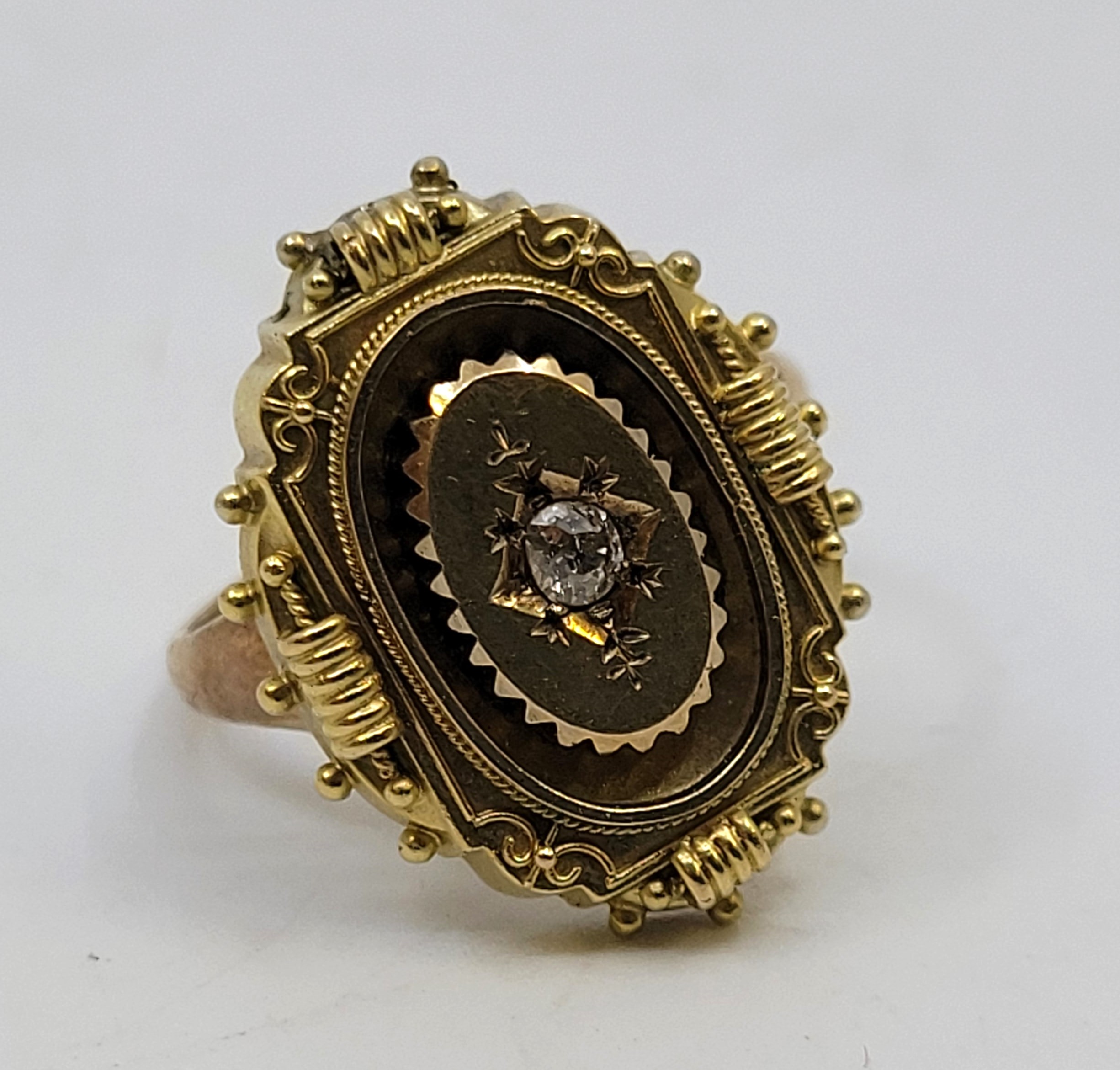 A yellow metal and diamond set ring, the oval mount probably originally from a brooch set single - Bild 2 aus 2