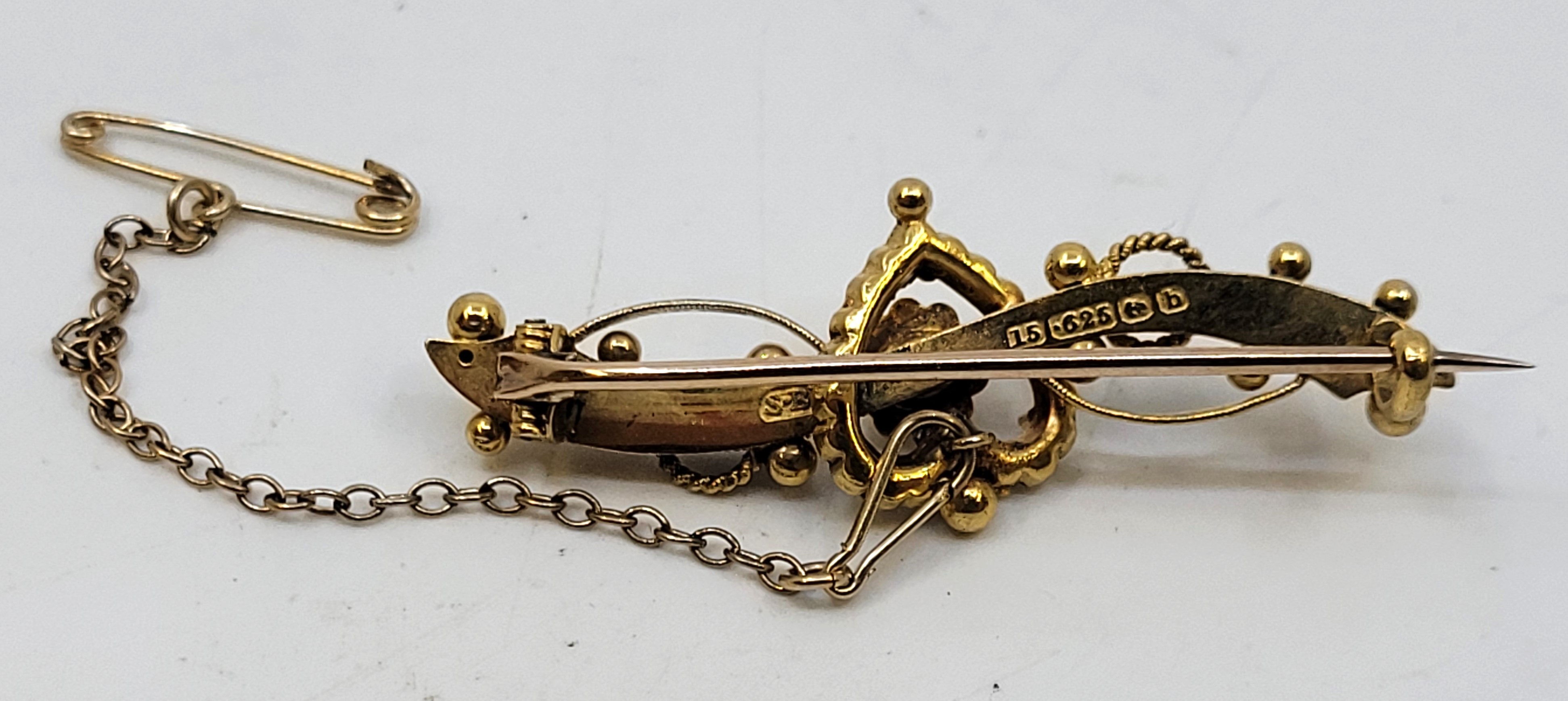 A 15ct. gold and diamond bar brooch, the heart shape centre set single round brilliant cut - Bild 2 aus 3