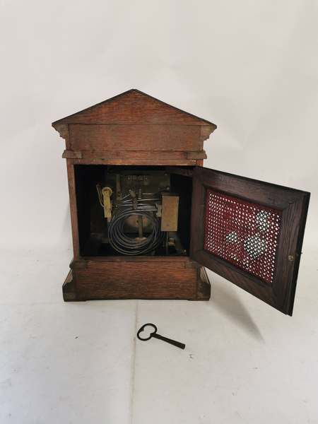 Circa 1900 brass faced and oak cased wind up chiming mantel clock, with pendulum and key. 43cm high, - Bild 2 aus 2