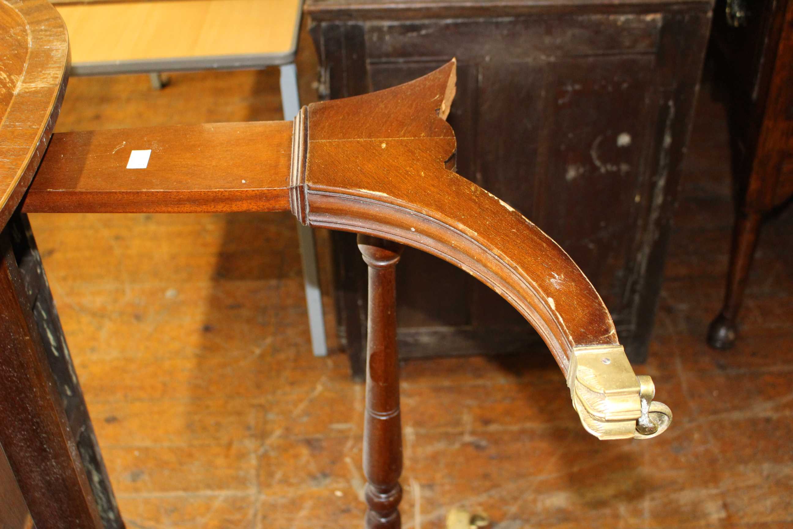 A reproduction mahogany sofa table in 18th century style with three frieze drawers, rounded drop - Bild 3 aus 4