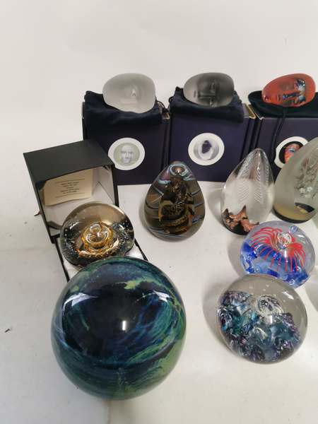 15 glass collectors paperweights to include; x4 Kosta Boda 'Brains', x4 signed Okra glass,  x3 - Image 2 of 3