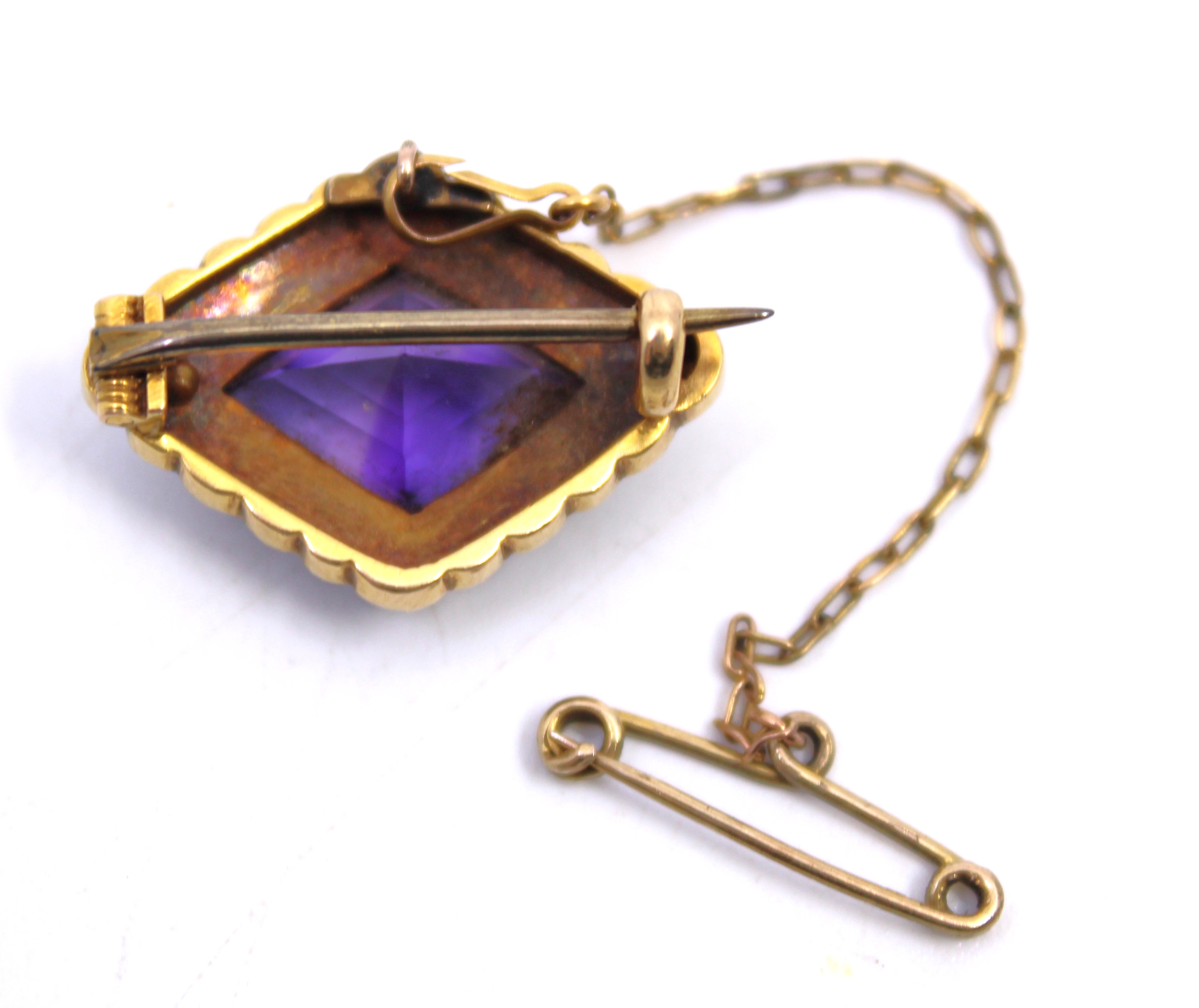 9ct Yellow Gold Kite Shaped Lozenge Amethyst and Seed Pearl Brooch with safety chain. The brooch - Image 3 of 3