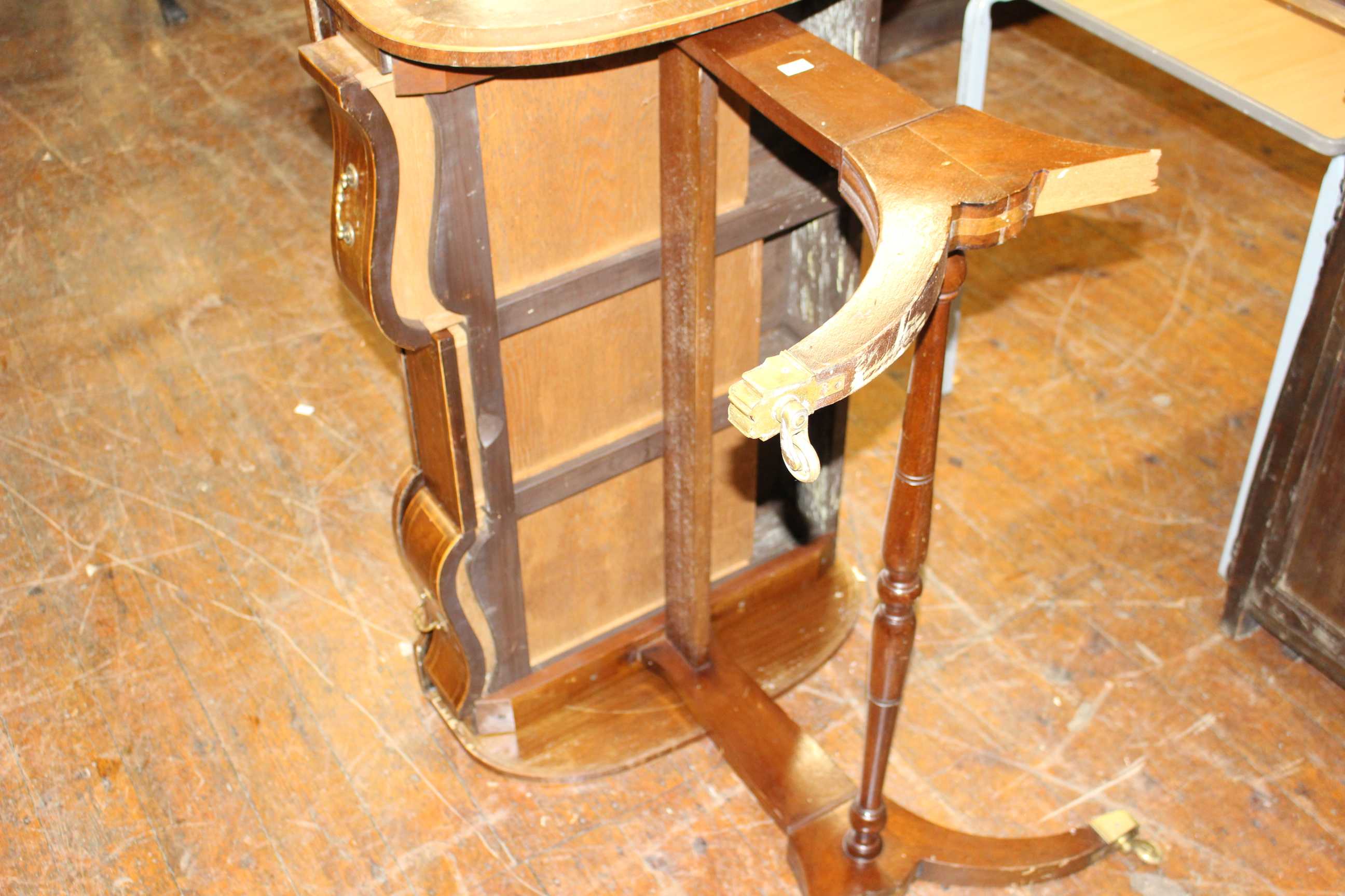 A reproduction mahogany sofa table in 18th century style with three frieze drawers, rounded drop - Bild 4 aus 4