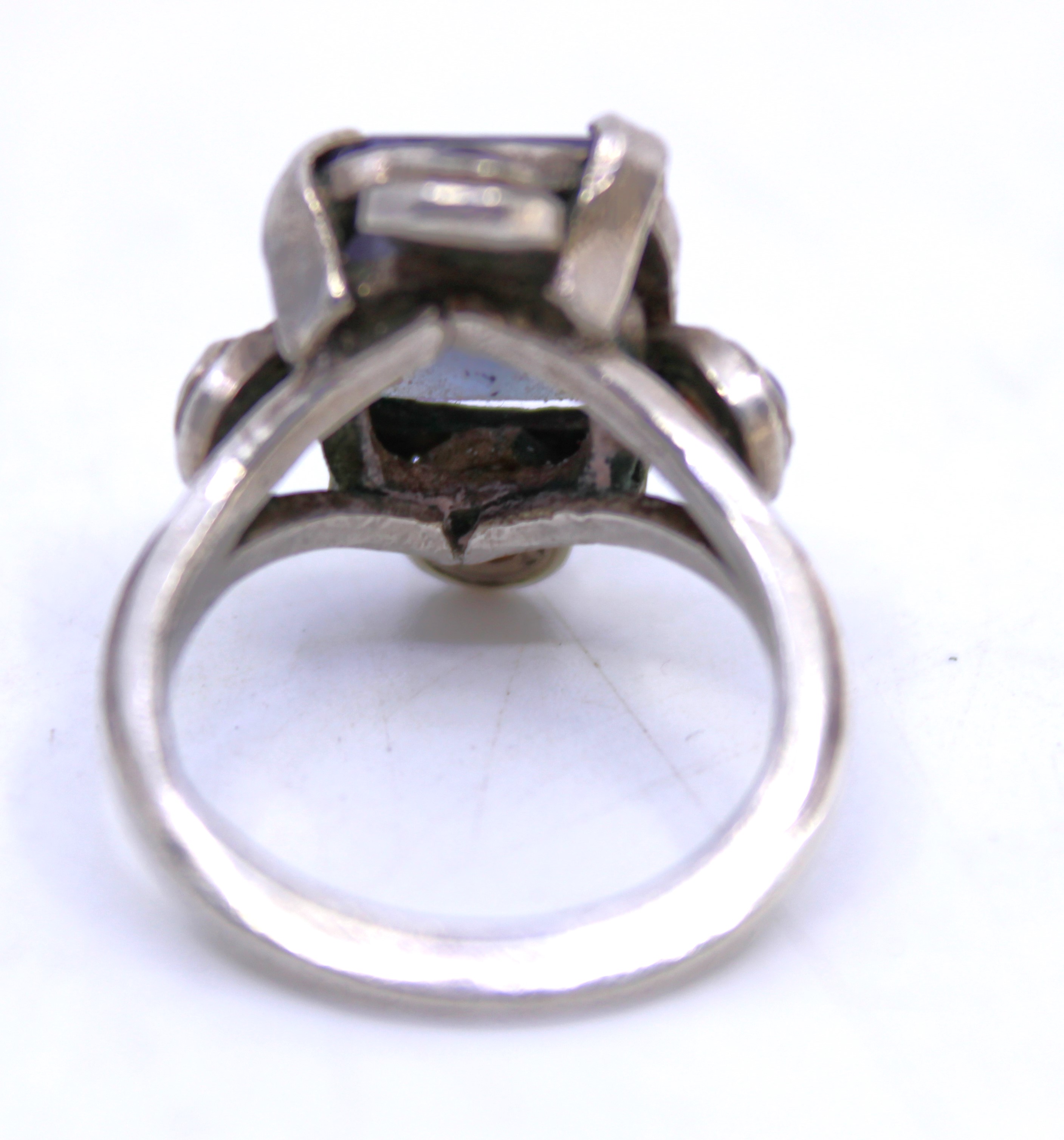 Vintage 925 Sterling Silver Synthetic Colour-Change Sapphire ring.  The ring contains a 12mm x - Image 3 of 3