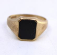 Gents 9ct Yellow Gold Black Onyx ring.  The Emerald Cut Polished Black Onyx is inset into the ring