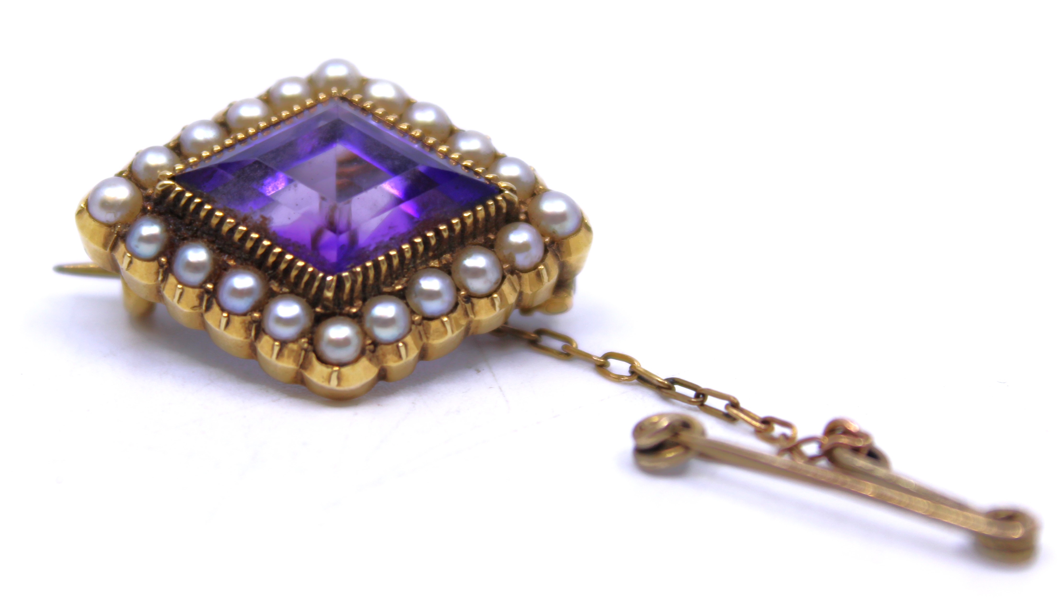 9ct Yellow Gold Kite Shaped Lozenge Amethyst and Seed Pearl Brooch with safety chain. The brooch - Image 2 of 3