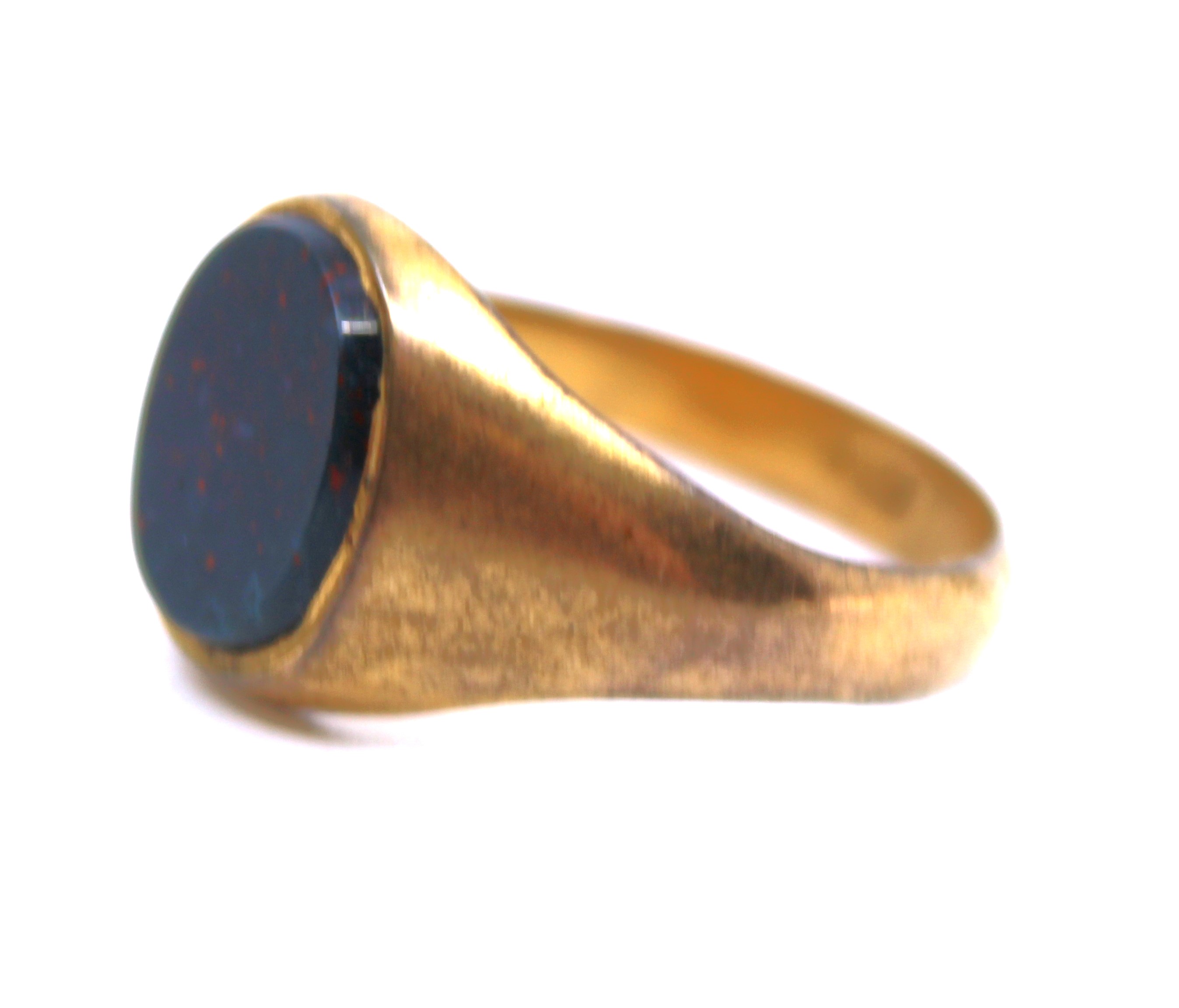 18ct Yellow Gold Jasper; Bloodstone ring. The ring is inset with a polished flat Oval Cabochon piece - Image 2 of 3