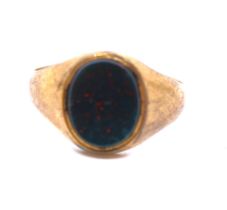 18ct Yellow Gold Jasper; Bloodstone ring. The ring is inset with a polished flat Oval Cabochon piece