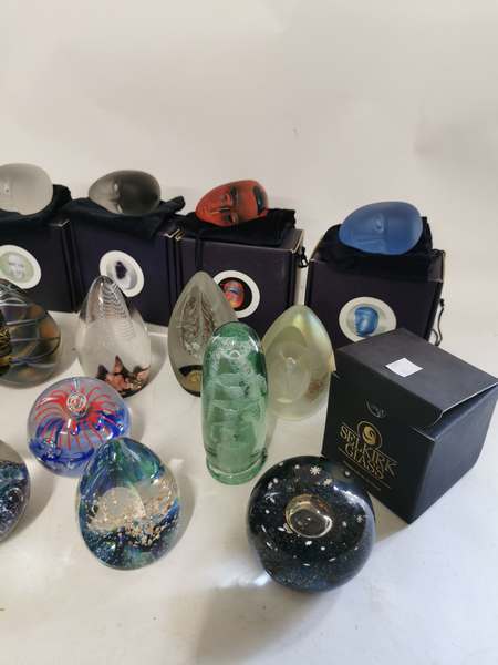 15 glass collectors paperweights to include; x4 Kosta Boda 'Brains', x4 signed Okra glass,  x3 - Image 3 of 3