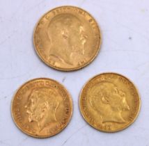 22ct Gold Sovereign & two 22ct Gold Half Sovereigns.  There is a 1906 Sovereign.  There is also 1909