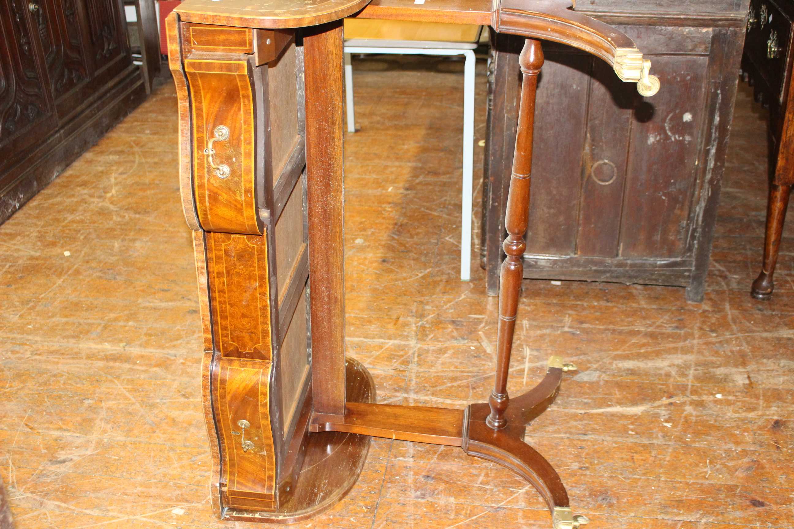 A reproduction mahogany sofa table in 18th century style with three frieze drawers, rounded drop - Bild 2 aus 4