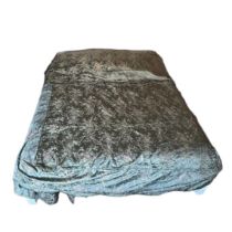 ***re-offer, 05.06.24***** A country house style double bedspread with valance made from a heavy