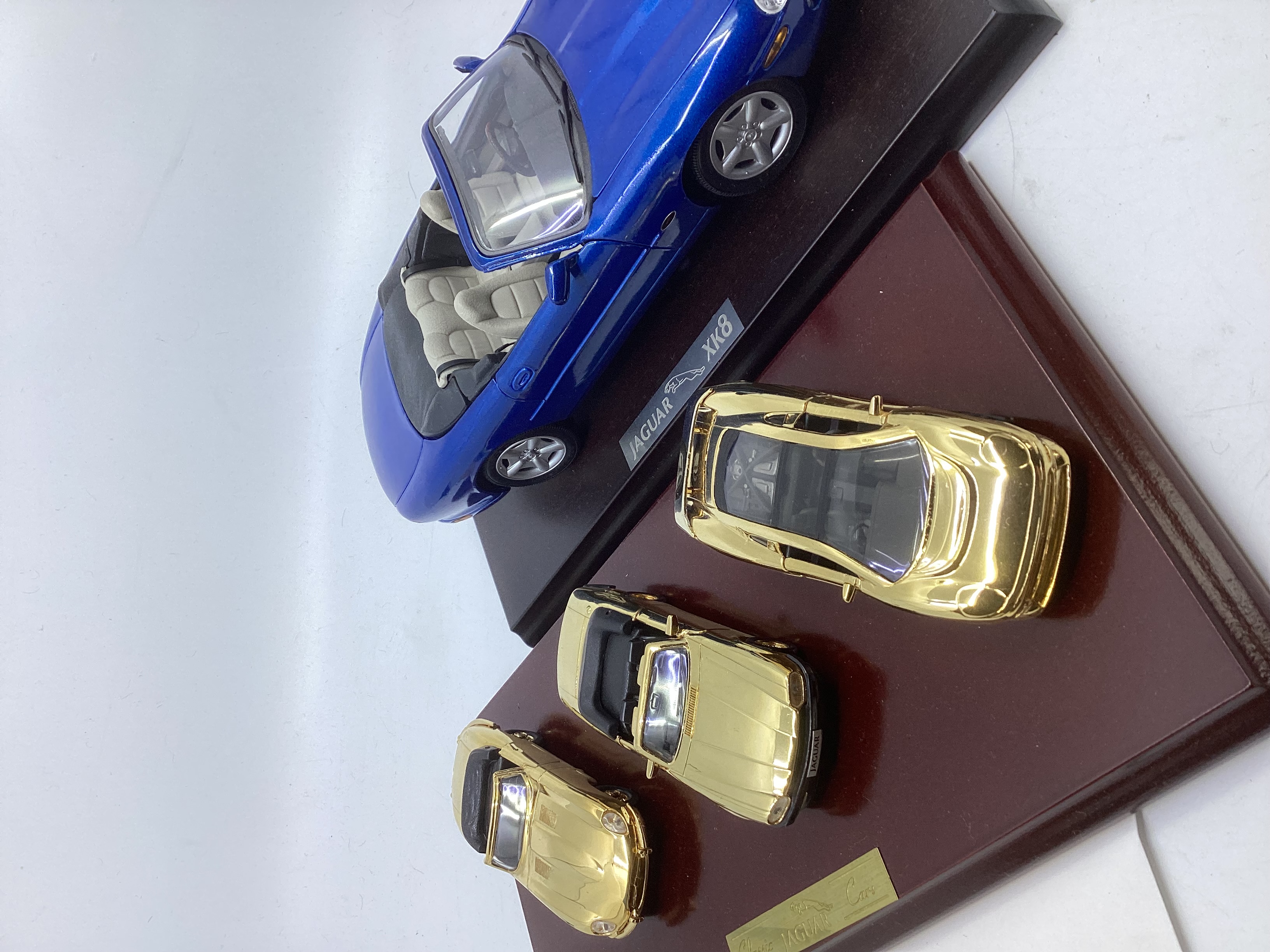 Vintage die cast Fine Jaguar Model Interest ;Maisto 3 gold 22ct plated jaguar toy die cast cars on a - Bild 5 aus 5