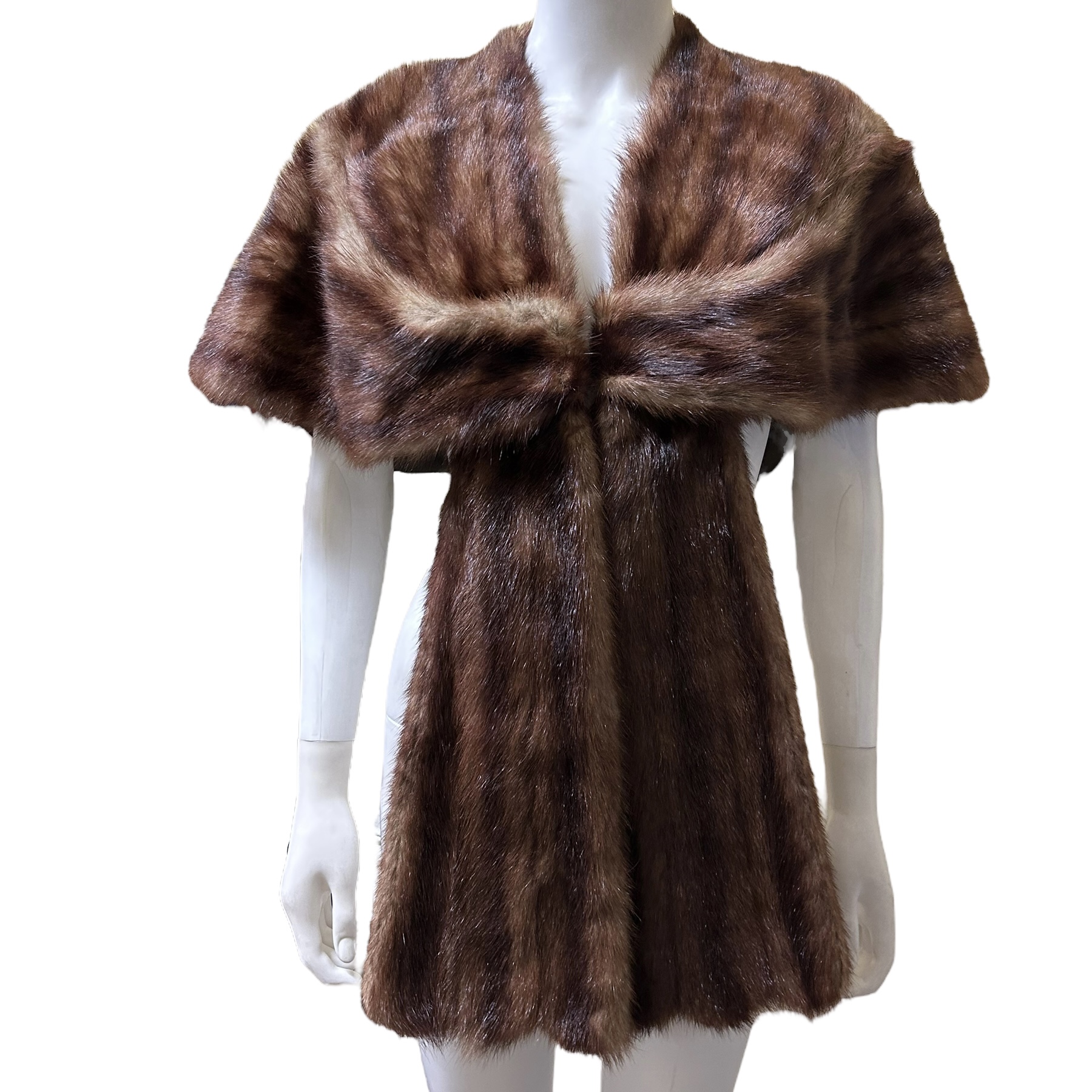 A group of vintage fur items to  include two stoles, one with an interesting pelerine shape and - Bild 3 aus 4