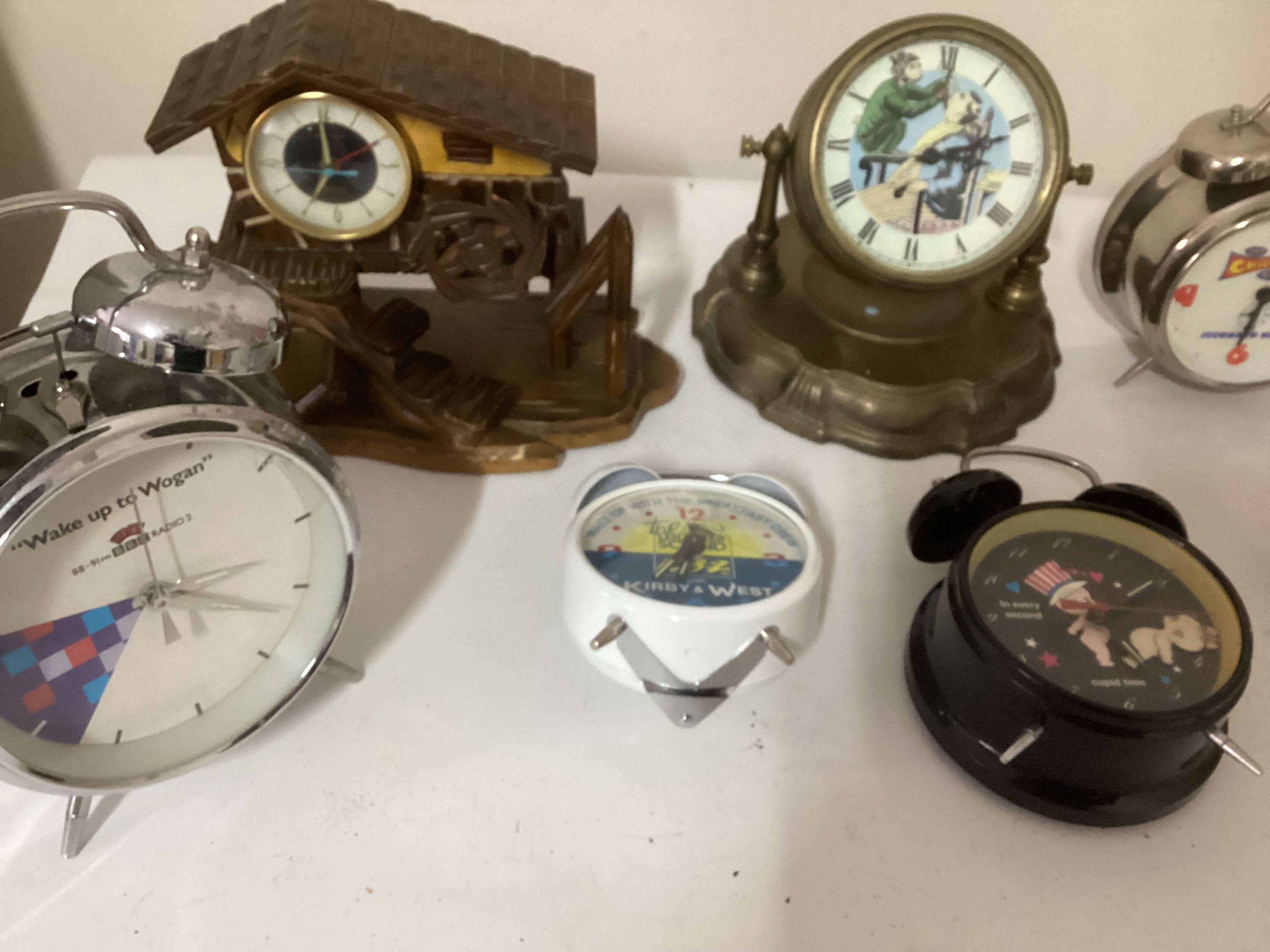 *** to be reoffered in sale 26/3/24*** Vintage novelty clocks to include a very weighty metal old - Bild 2 aus 4