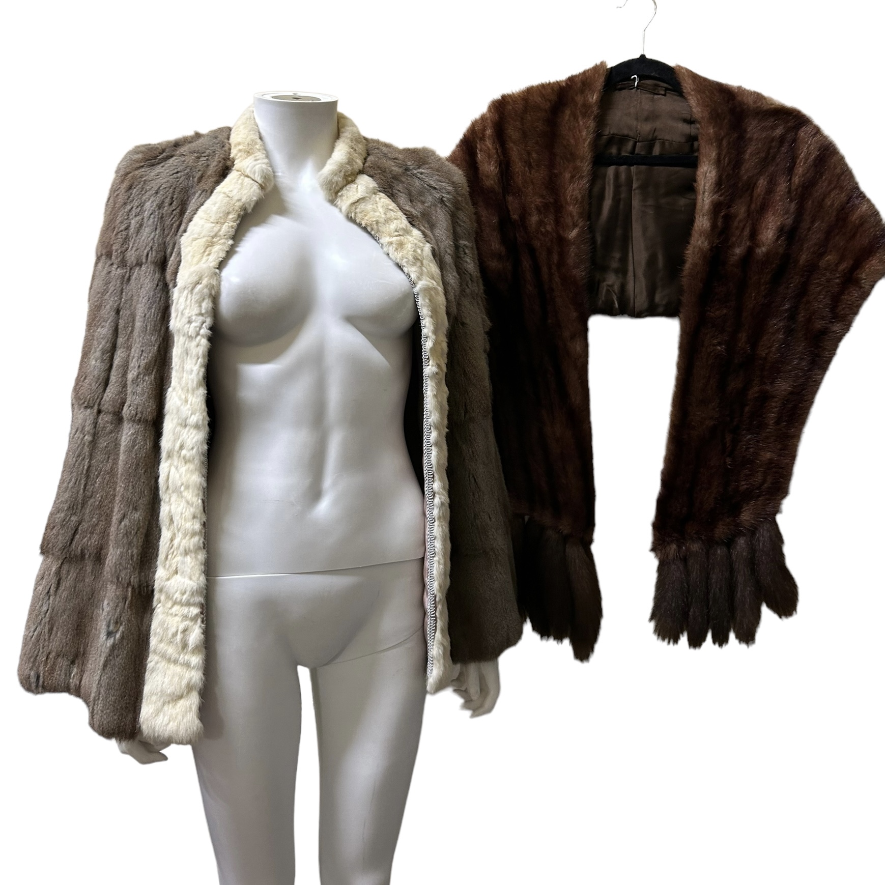 A group of vintage fur items to  include two stoles, one with an interesting pelerine shape and - Bild 2 aus 4