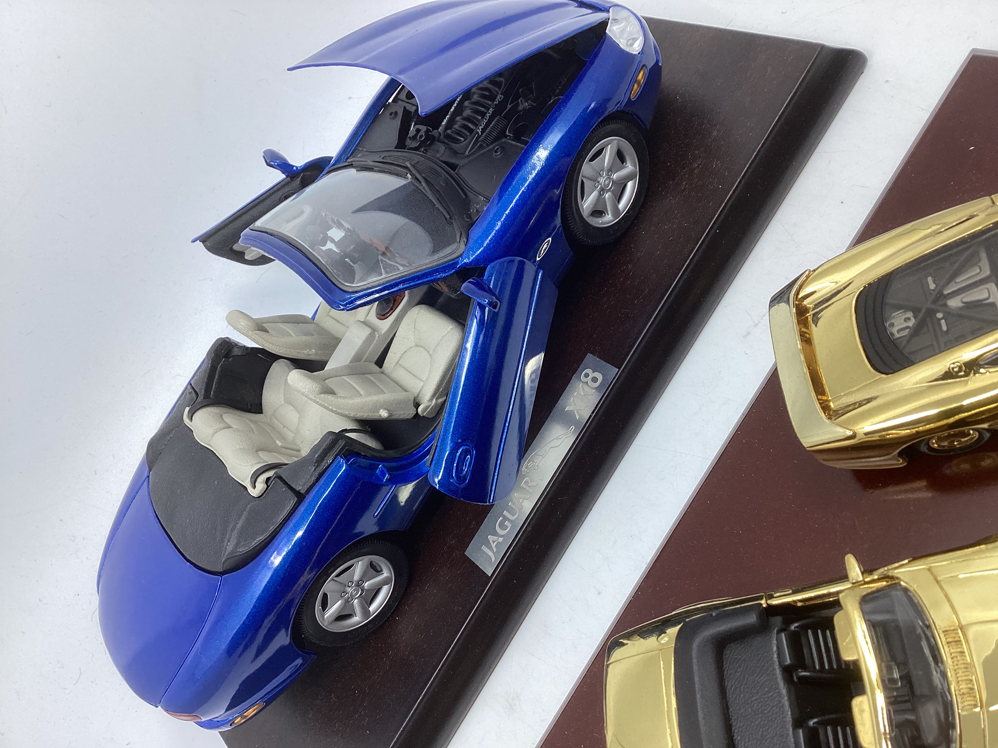 Vintage die cast Fine Jaguar Model Interest ;Maisto 3 gold 22ct plated jaguar toy die cast cars on a - Bild 4 aus 5