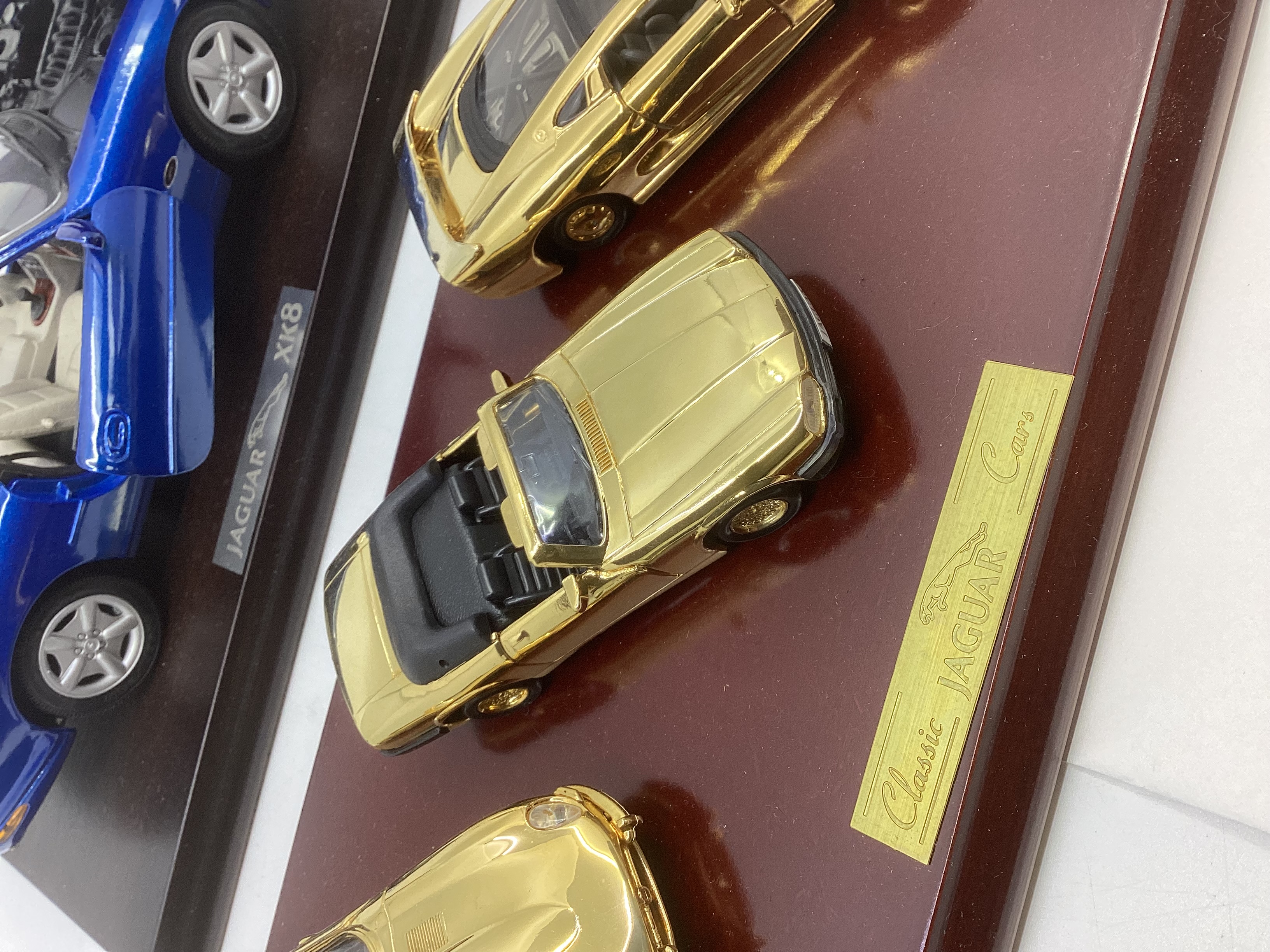 Vintage die cast Fine Jaguar Model Interest ;Maisto 3 gold 22ct plated jaguar toy die cast cars on a - Bild 2 aus 5